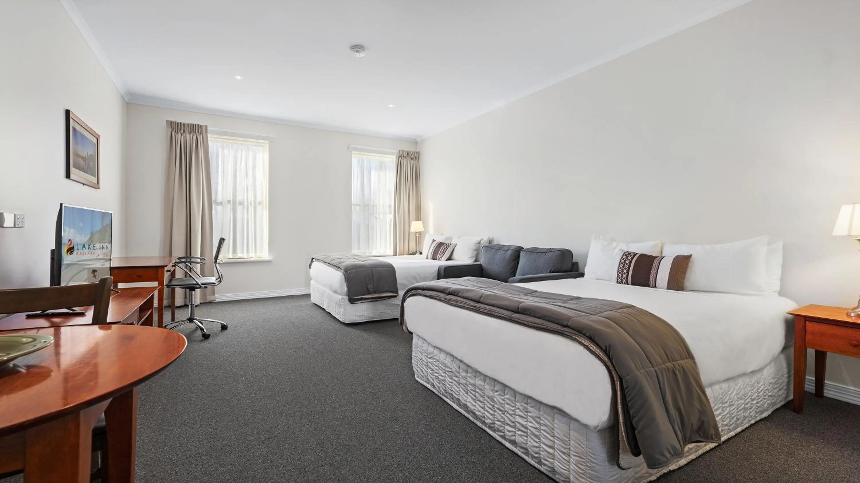 Deluxe Queen Room in Lake Inn - Ballarat