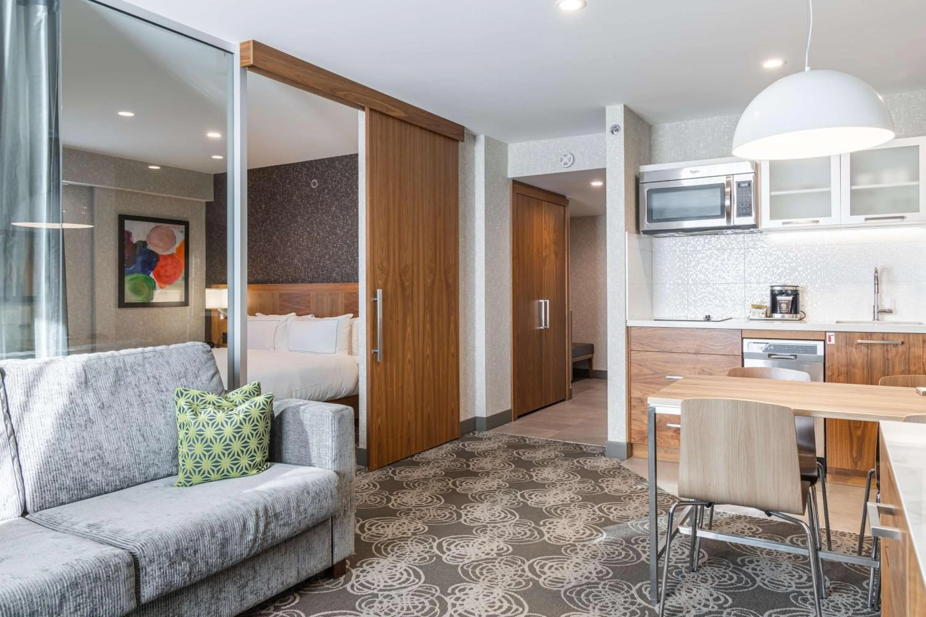 King Apartment in Hilton Montreal/Laval