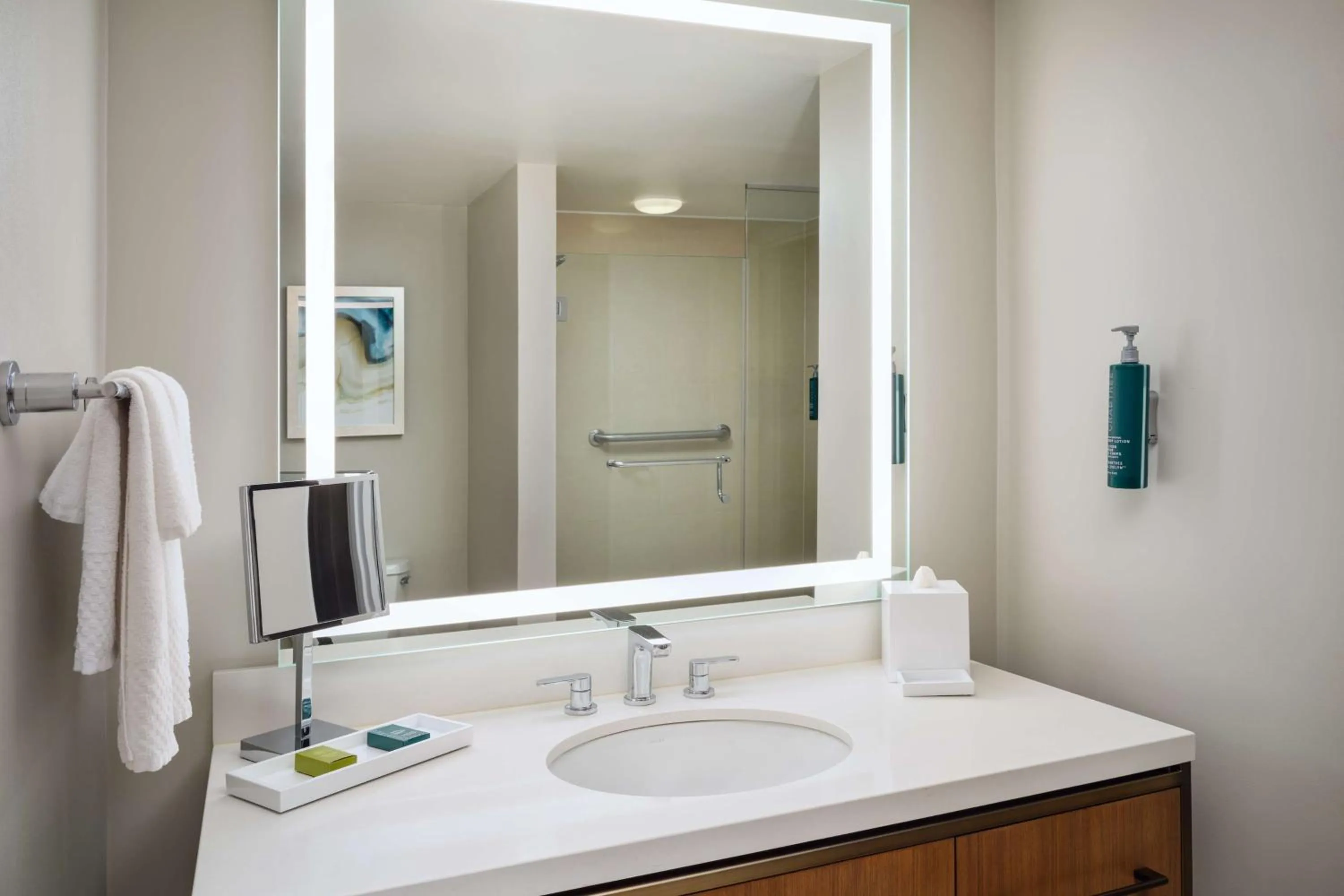 Deluxe Queen Room with Two Queen Beds and River View in Hilton New Orleans Riverside