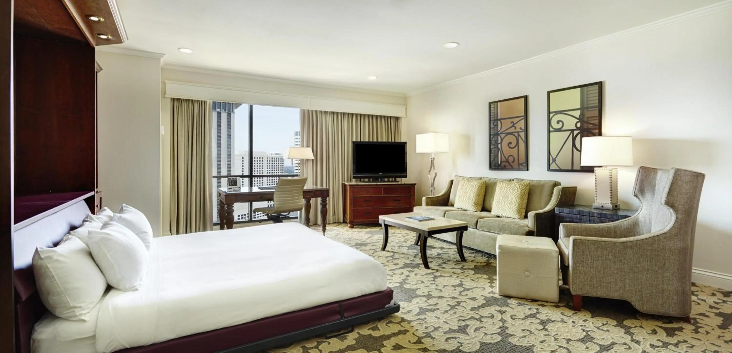 Parlor with One King Bed - Hearing Accessible in Hilton New Orleans Riverside