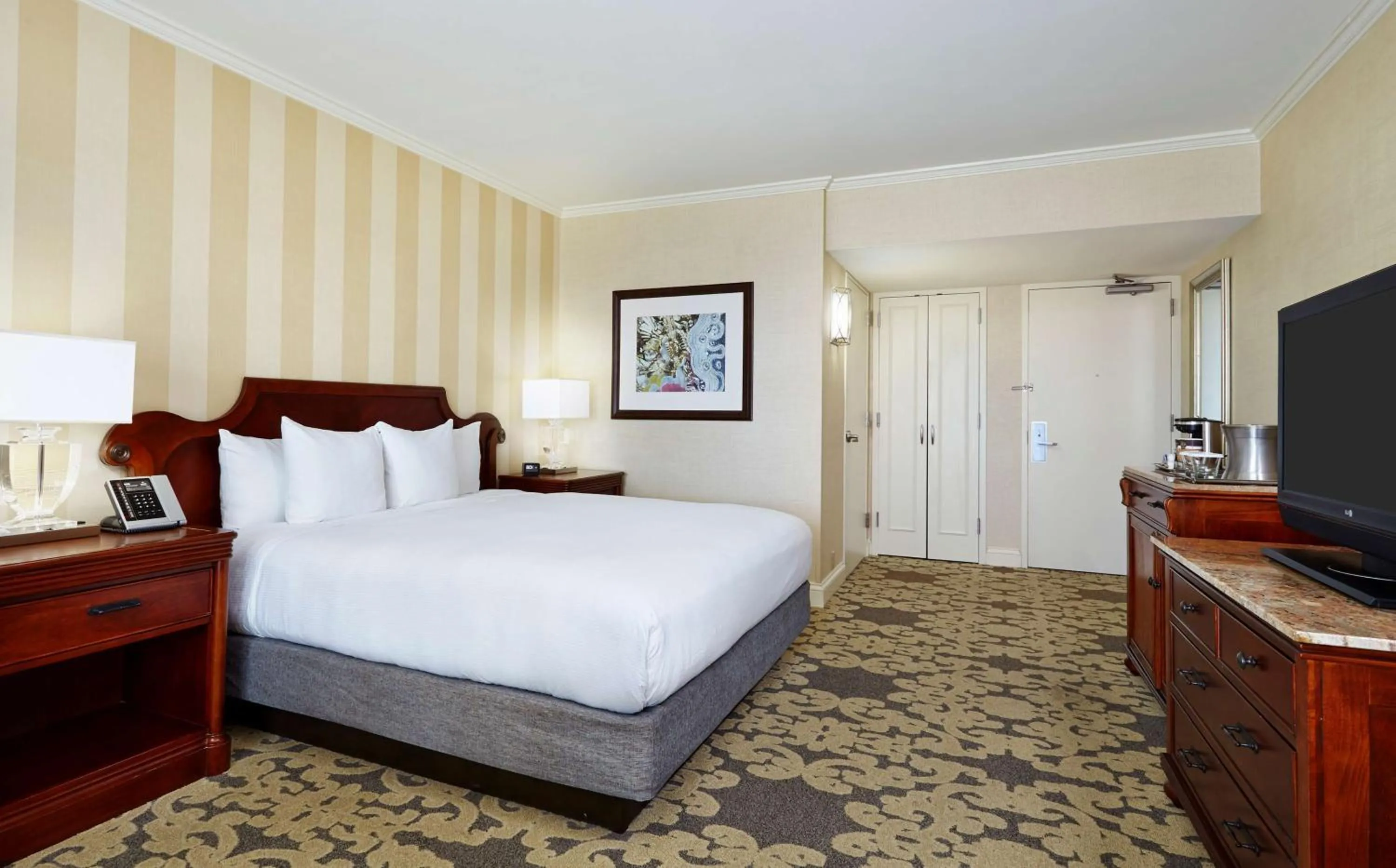 Standard King Room with Roll-In Shower - Disability Access in Hilton New Orleans Riverside