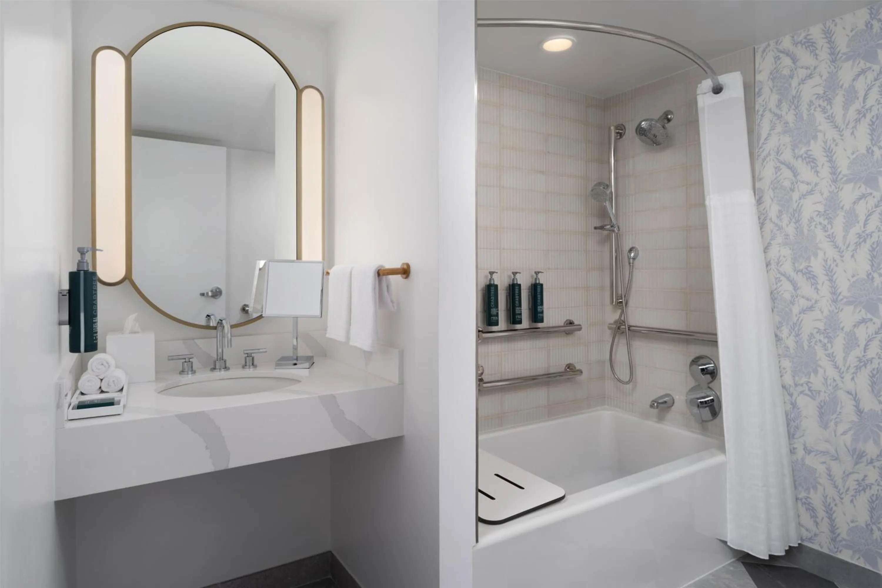 Deluxe King room with Bath Tub - Mobility Access in Hilton New Orleans Riverside