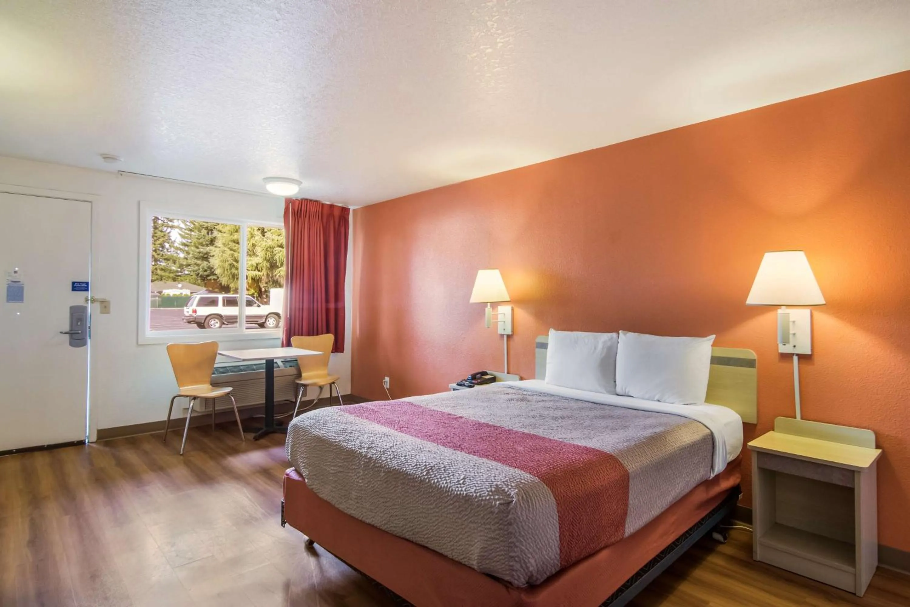 Queen Room - single occupancy - Disability Access - Non-Smoking in Motel 6-Vancouver, WA