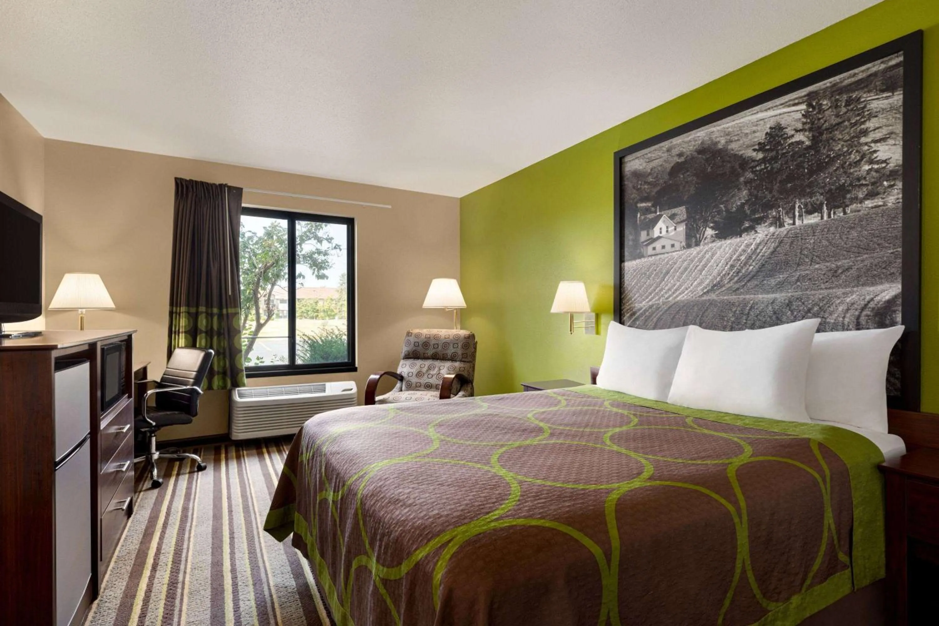 Queen Room - Non-Smoking in Super 8 by Wyndham Germantown/Milwaukee