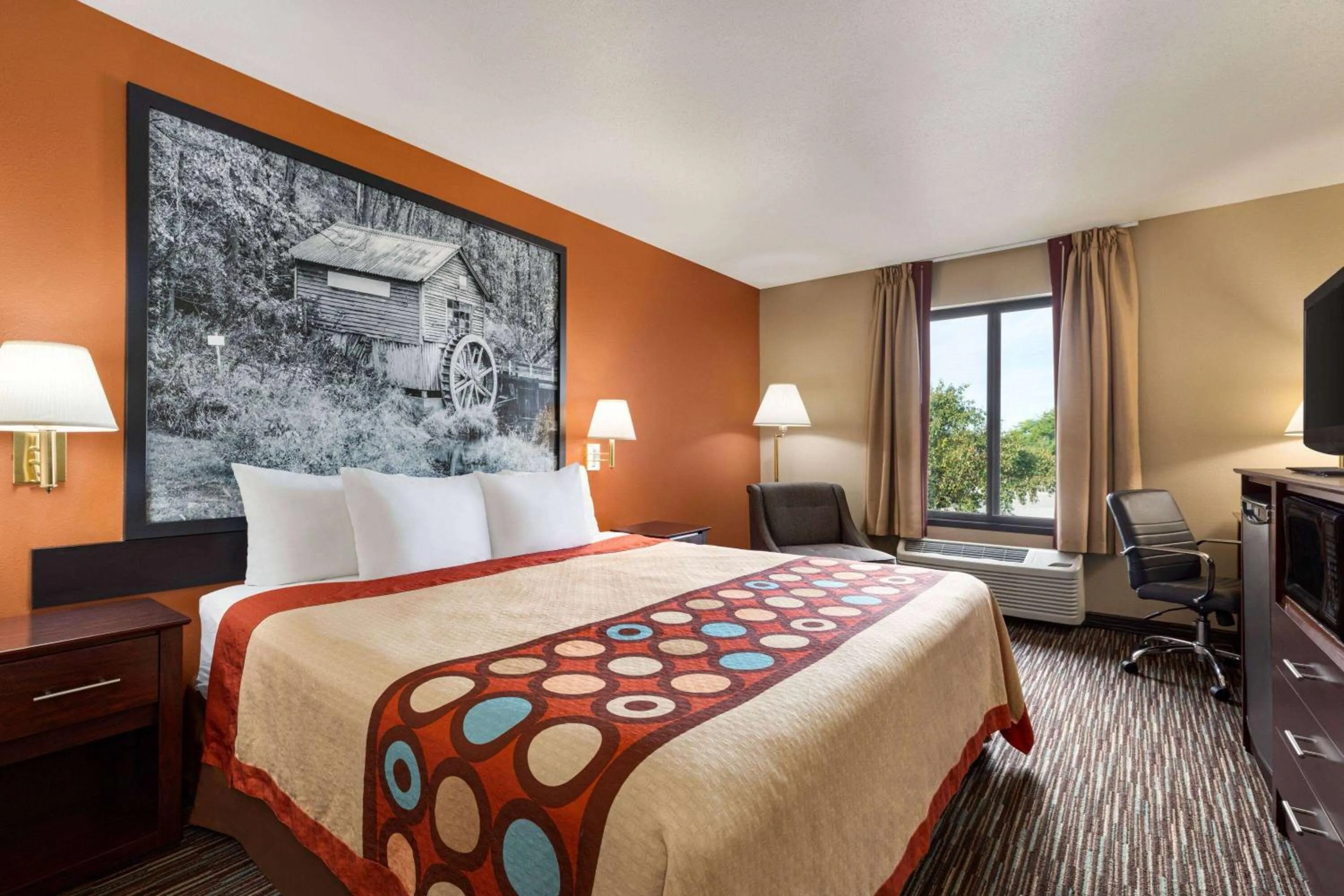 King Room - Non-Smoking in Super 8 by Wyndham Germantown/Milwaukee