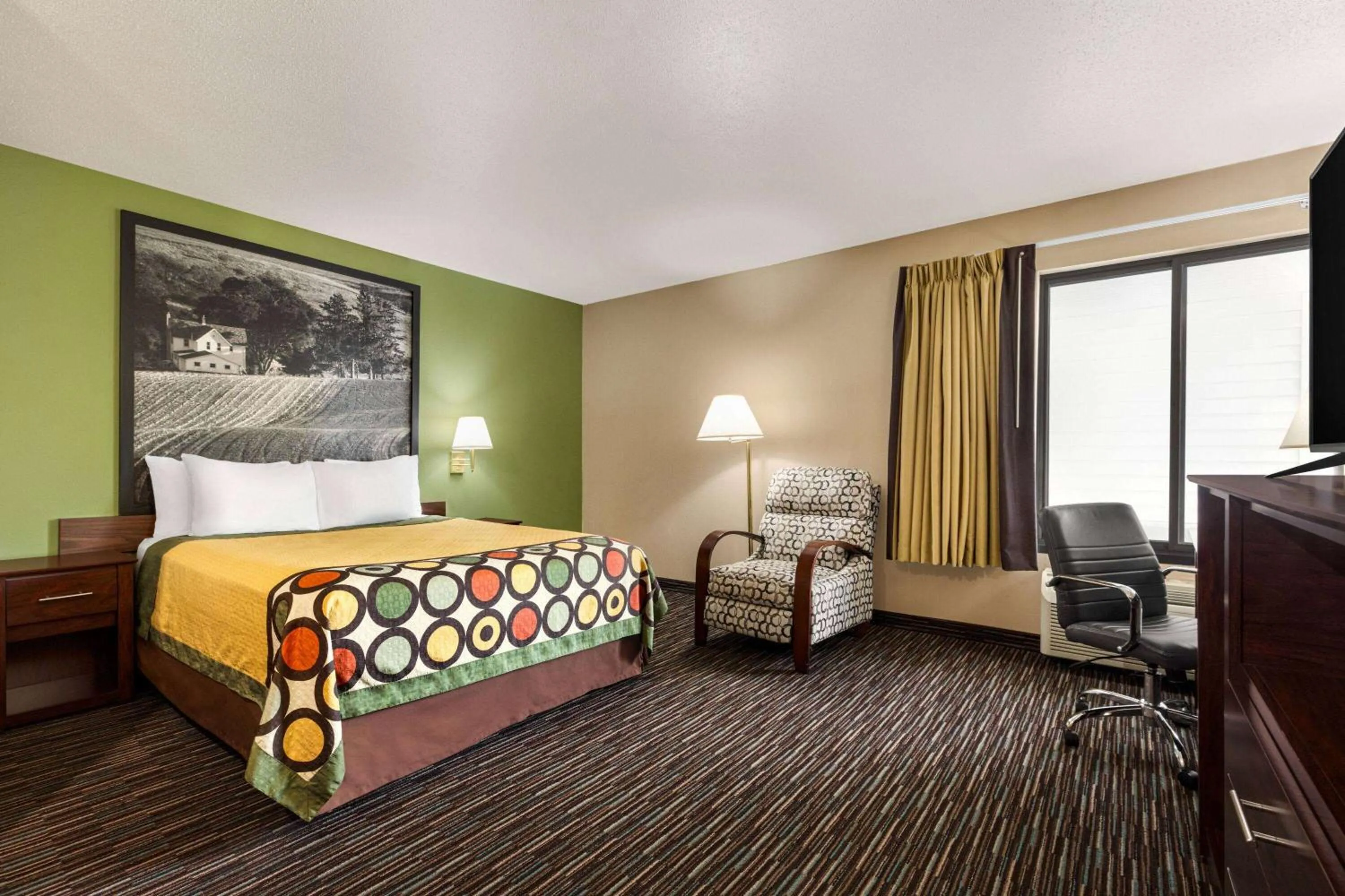 Business Queen Room - Non-Smoking in Super 8 by Wyndham Germantown/Milwaukee