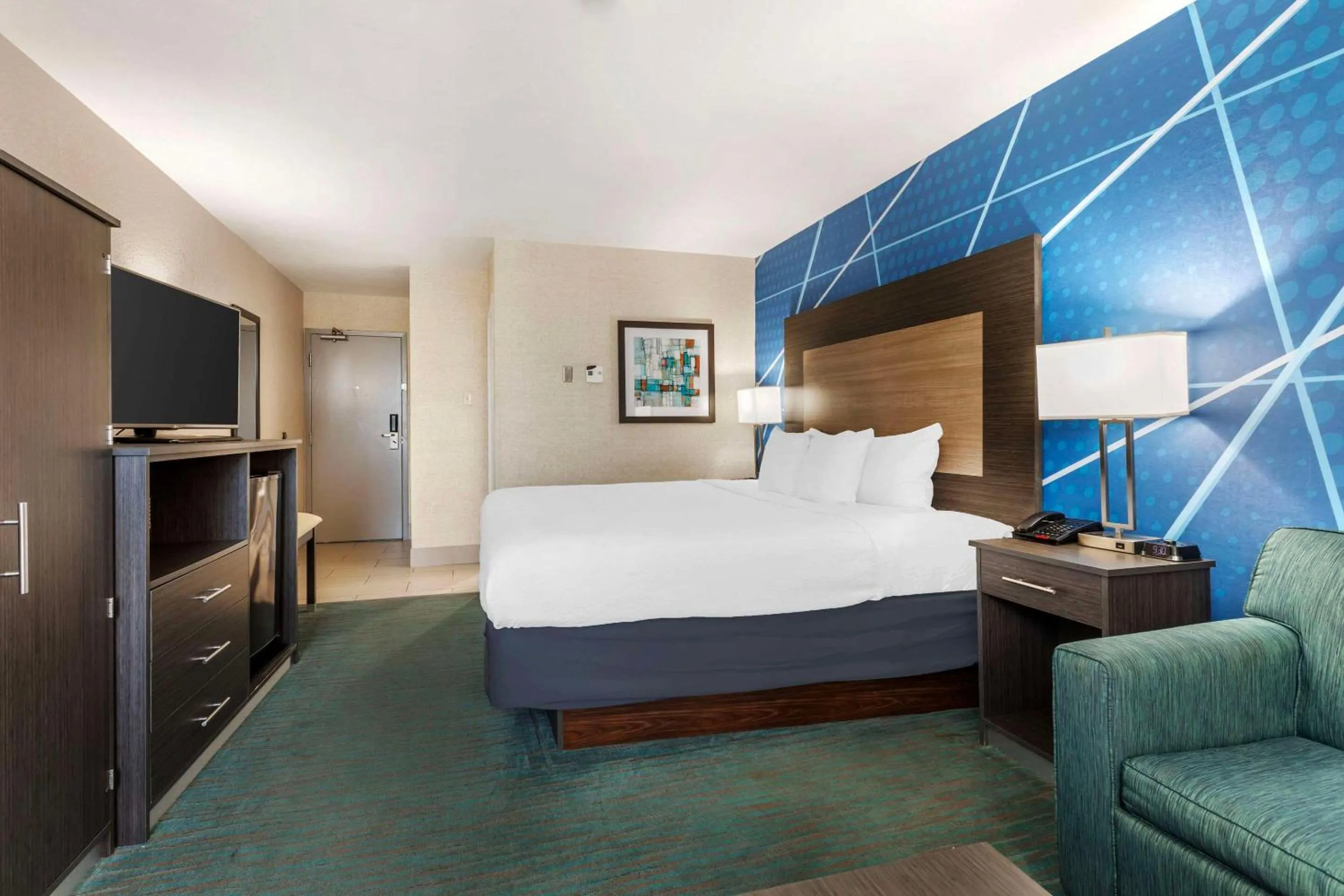 King Room with Roll-In Shower - Disability Access/Non Smoking in Comfort Inn Dallas North Love Field Airport