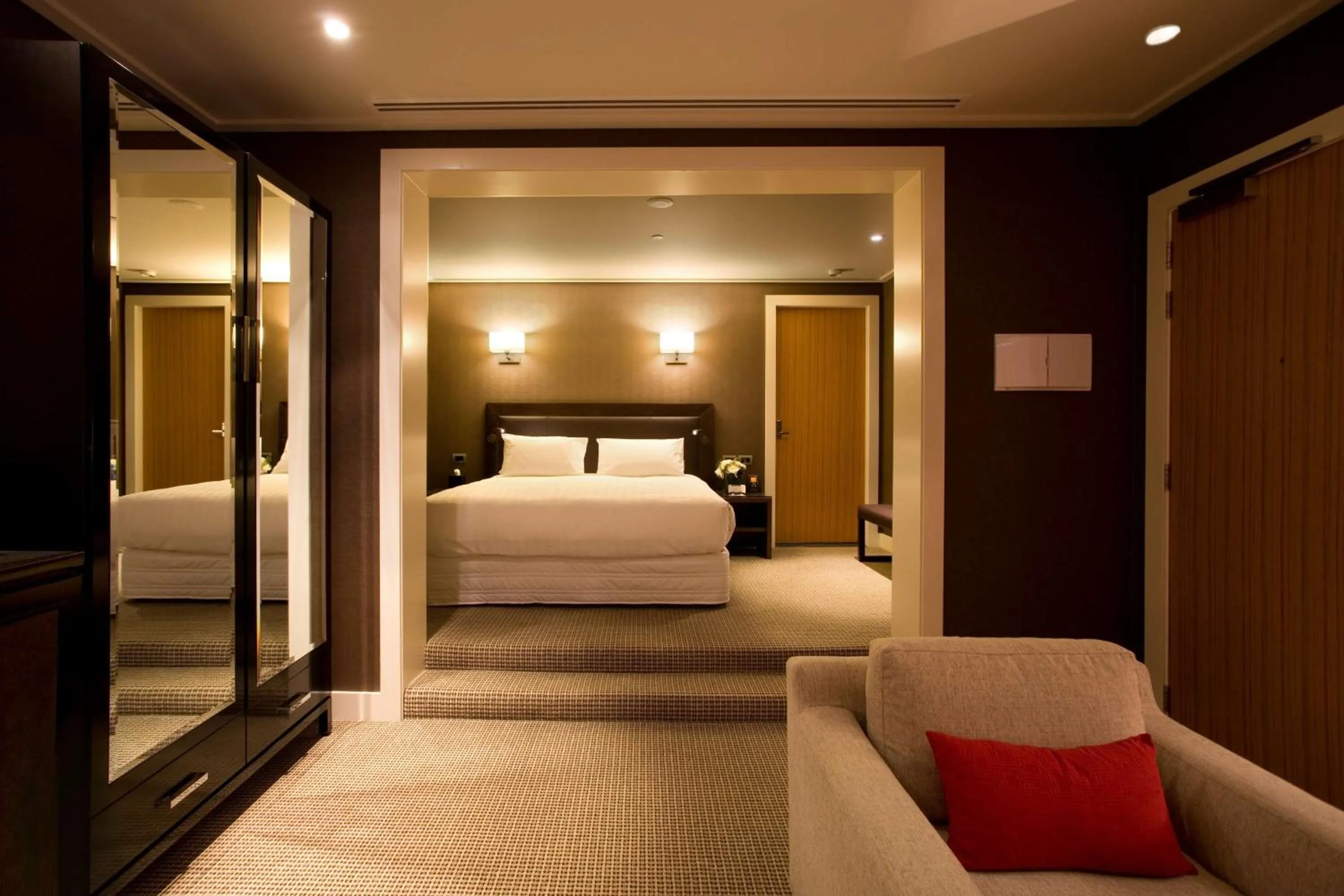 Lake Front King Room with Hot Tub in Hilton Queenstown Resort & Spa