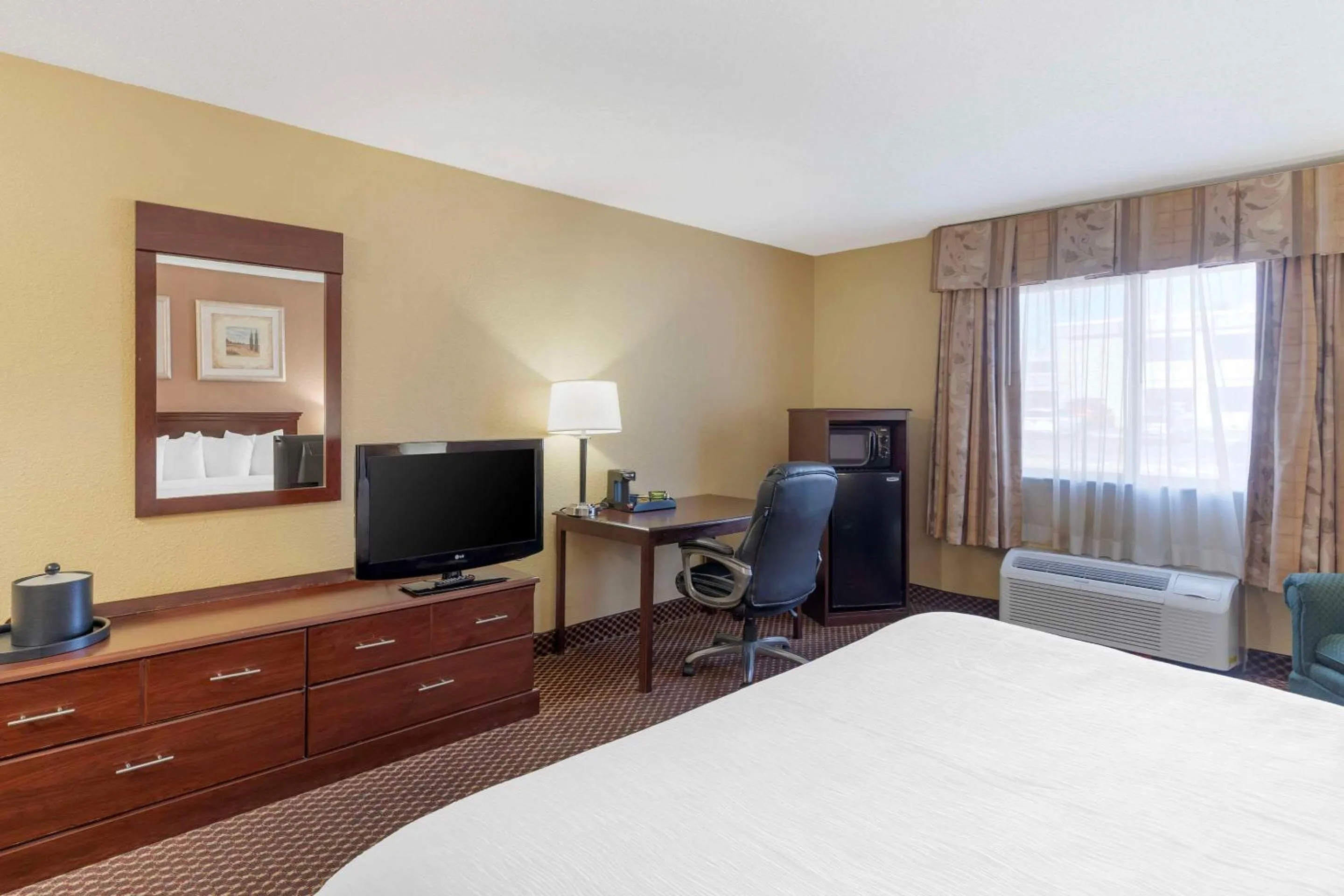 King Room - Non-Smoking in Quality Inn & Suites Bloomington University Area