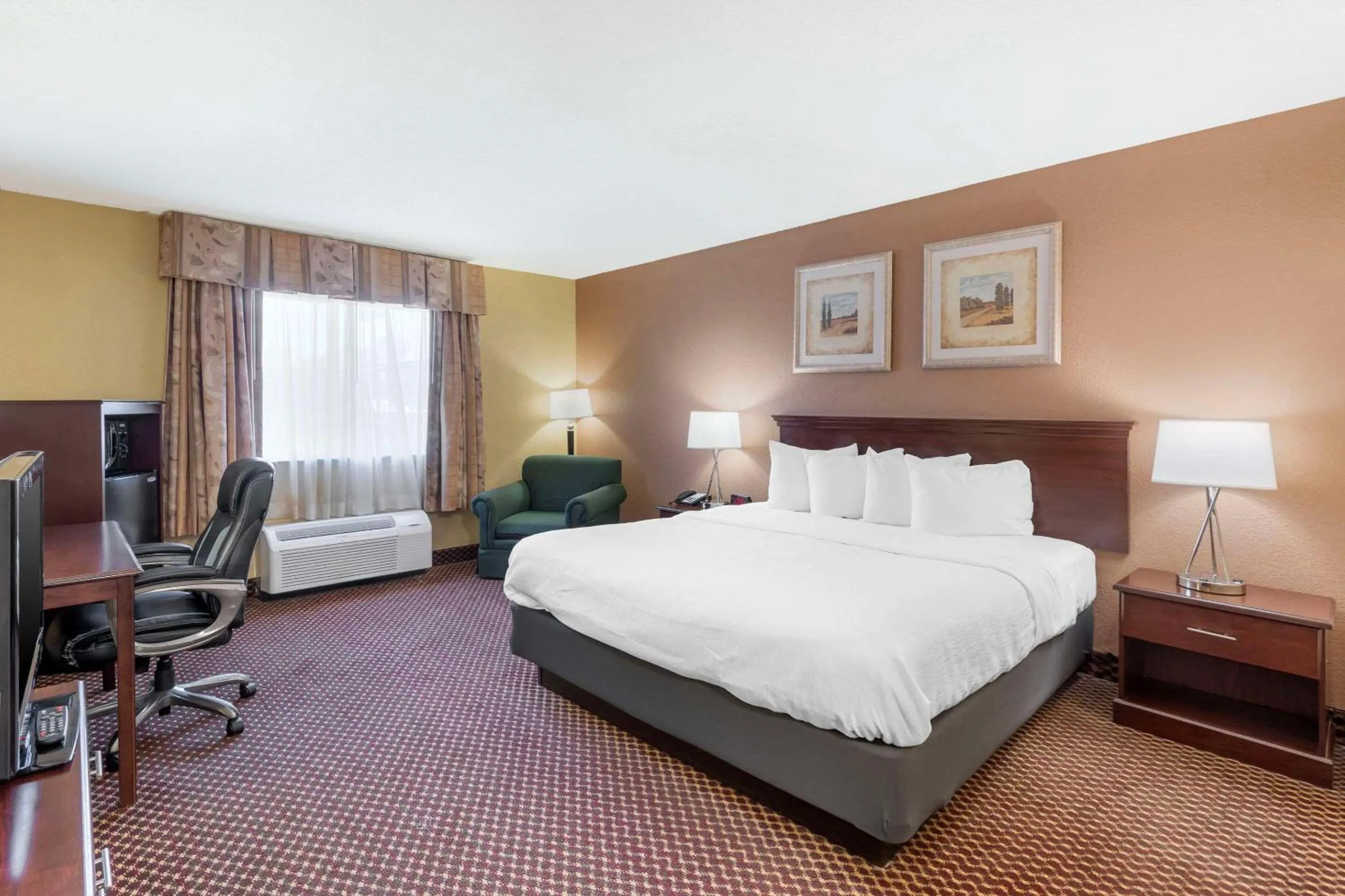Business King Room with Tub - Accessible/Non-Smoking in Quality Inn & Suites Bloomington University Area