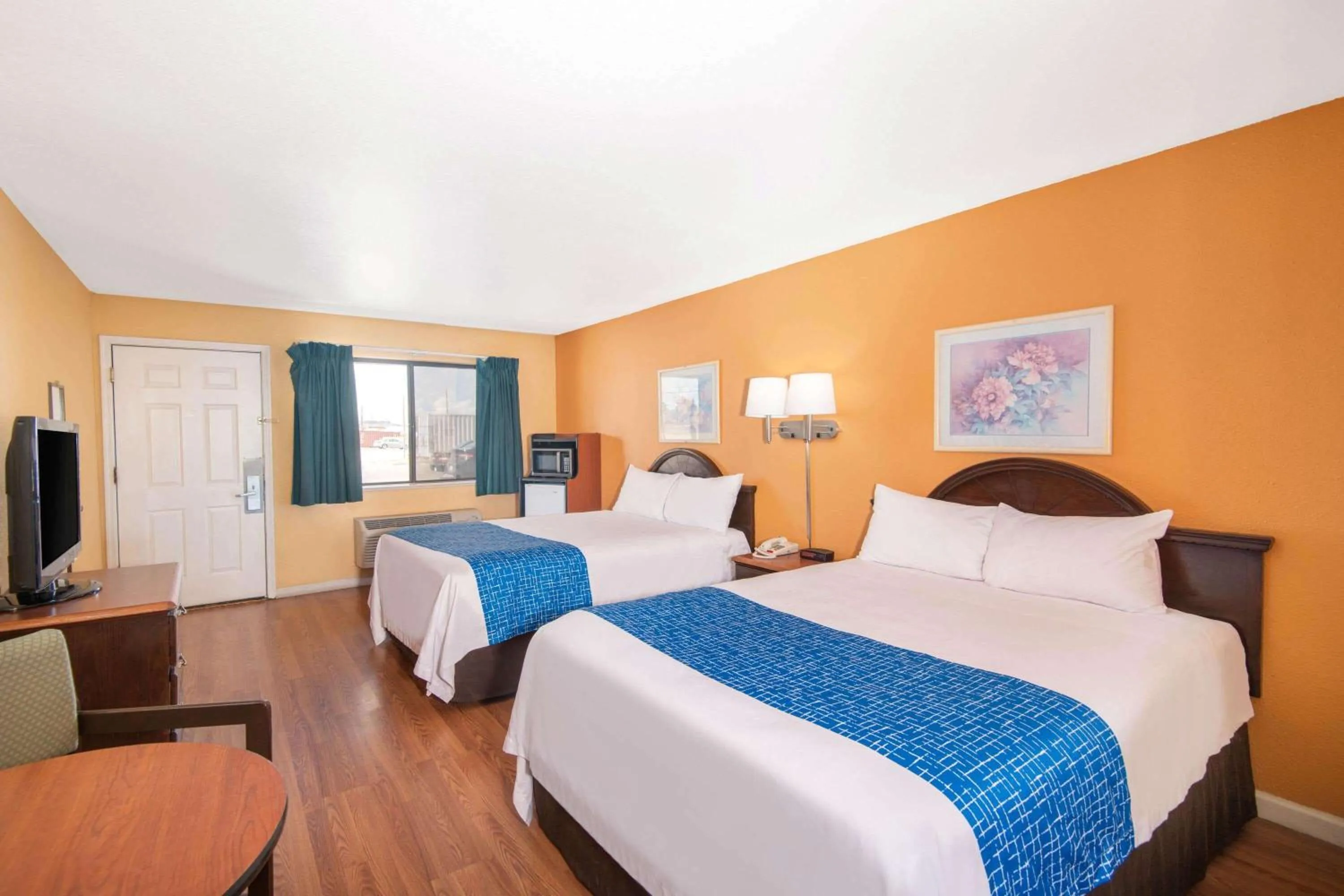 Queen Room with Two Queen Beds - Smoking in Travelodge by Wyndham Kingman