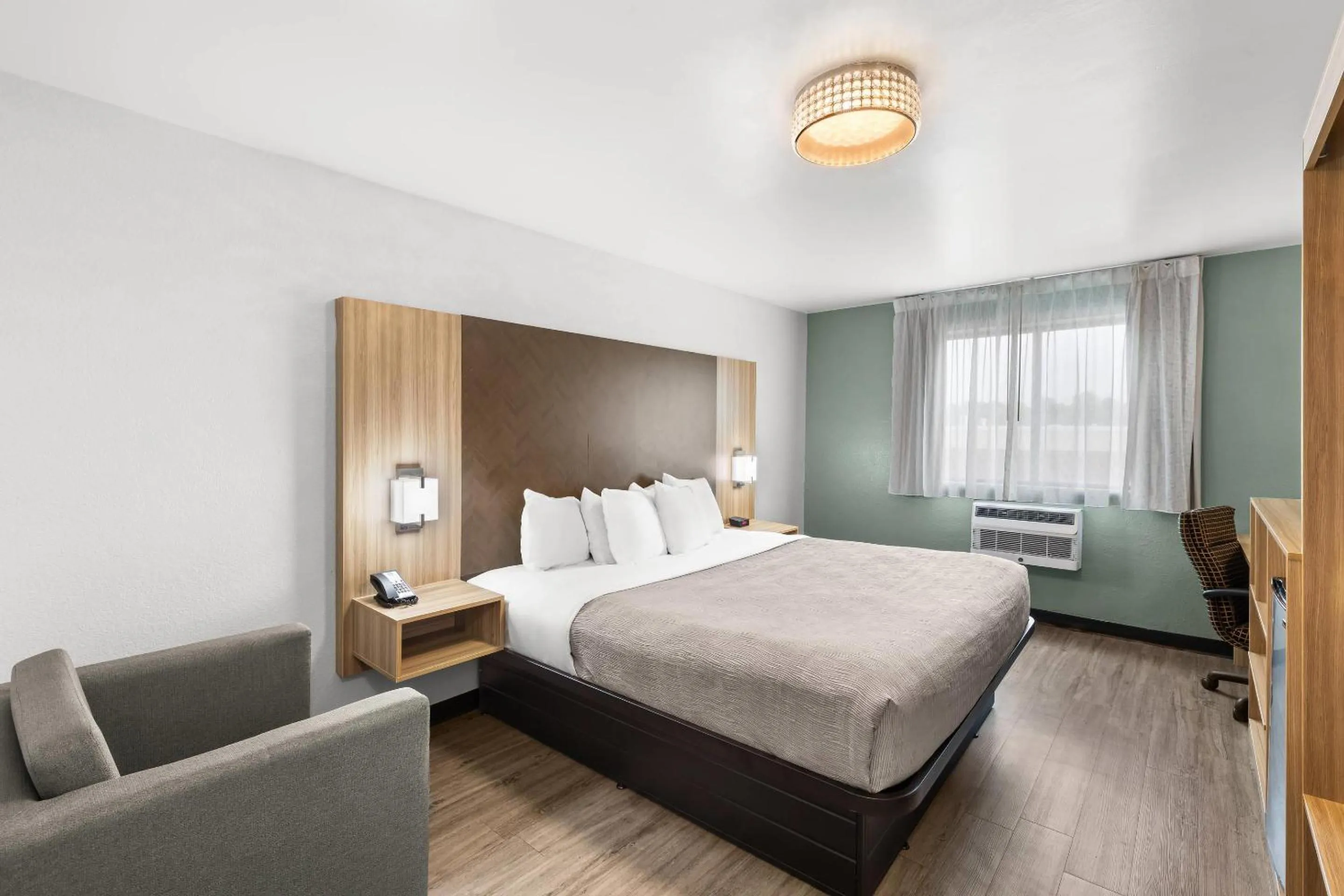 Queen Room - Accessible/Non-Smoking in Quality Inn Atlanta Airport-Central