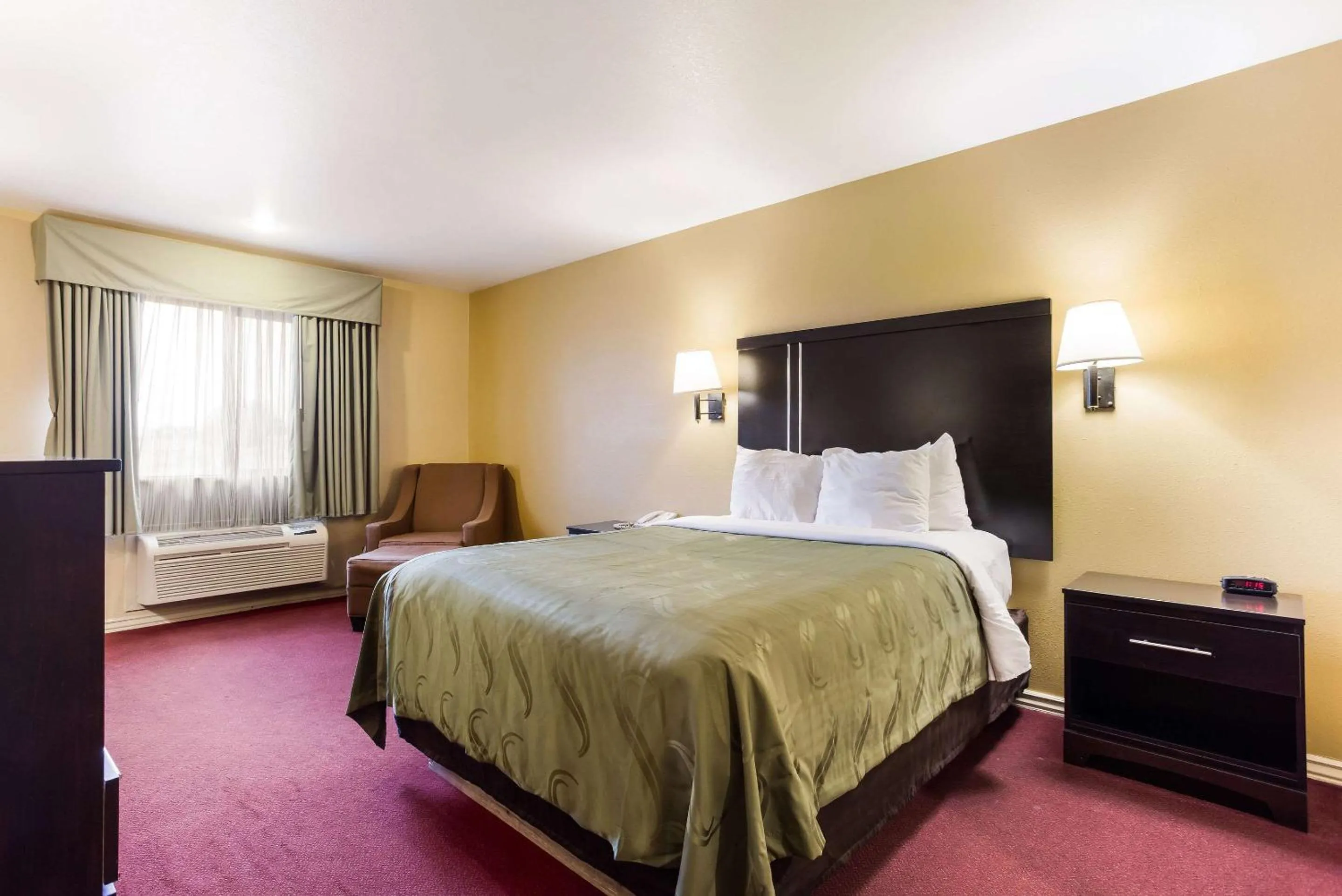 Queen Room in Quality Inn Airport