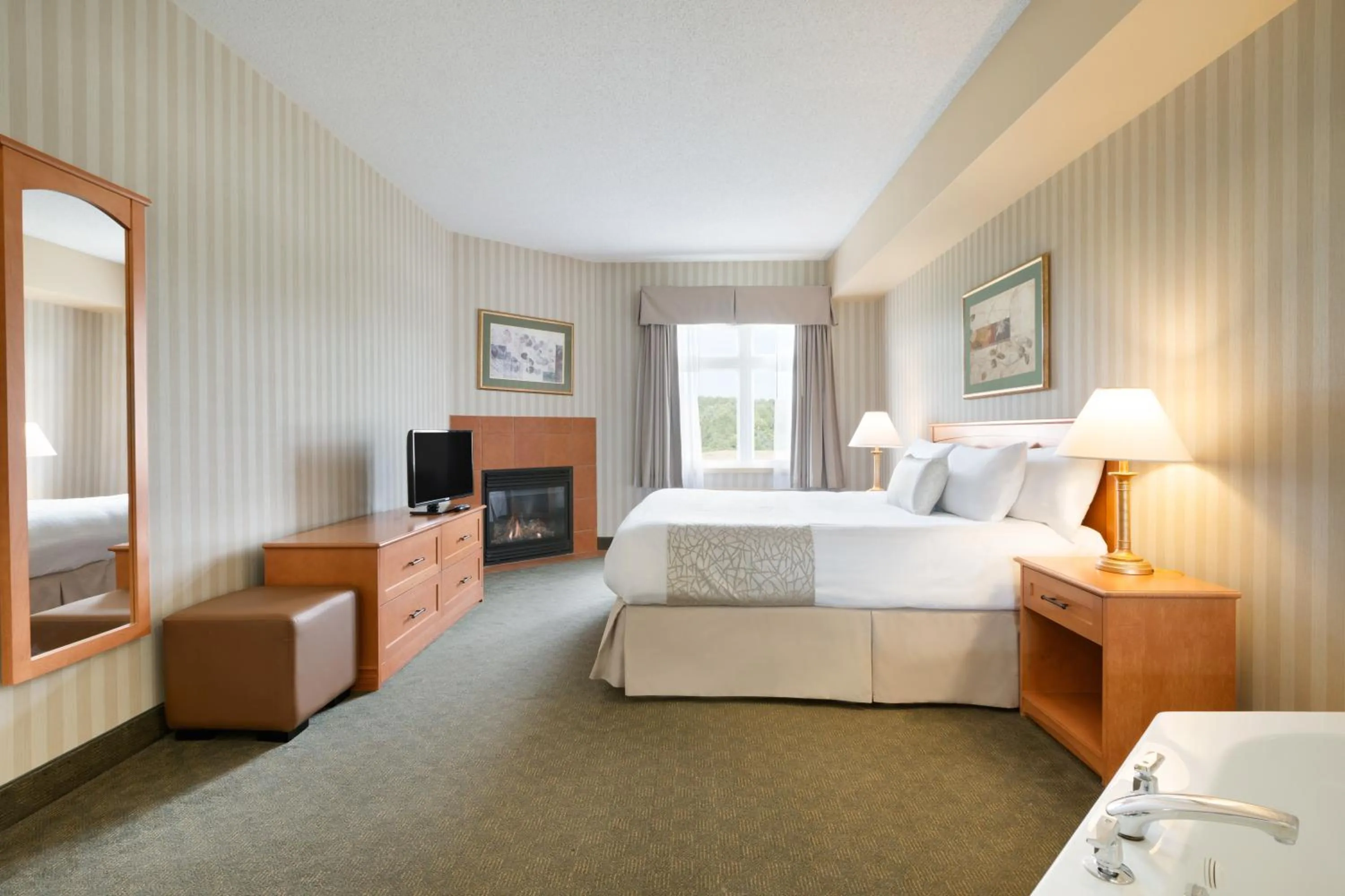 Deluxe Queen Room - Non-Smoking in Days Inn by Wyndham Orillia