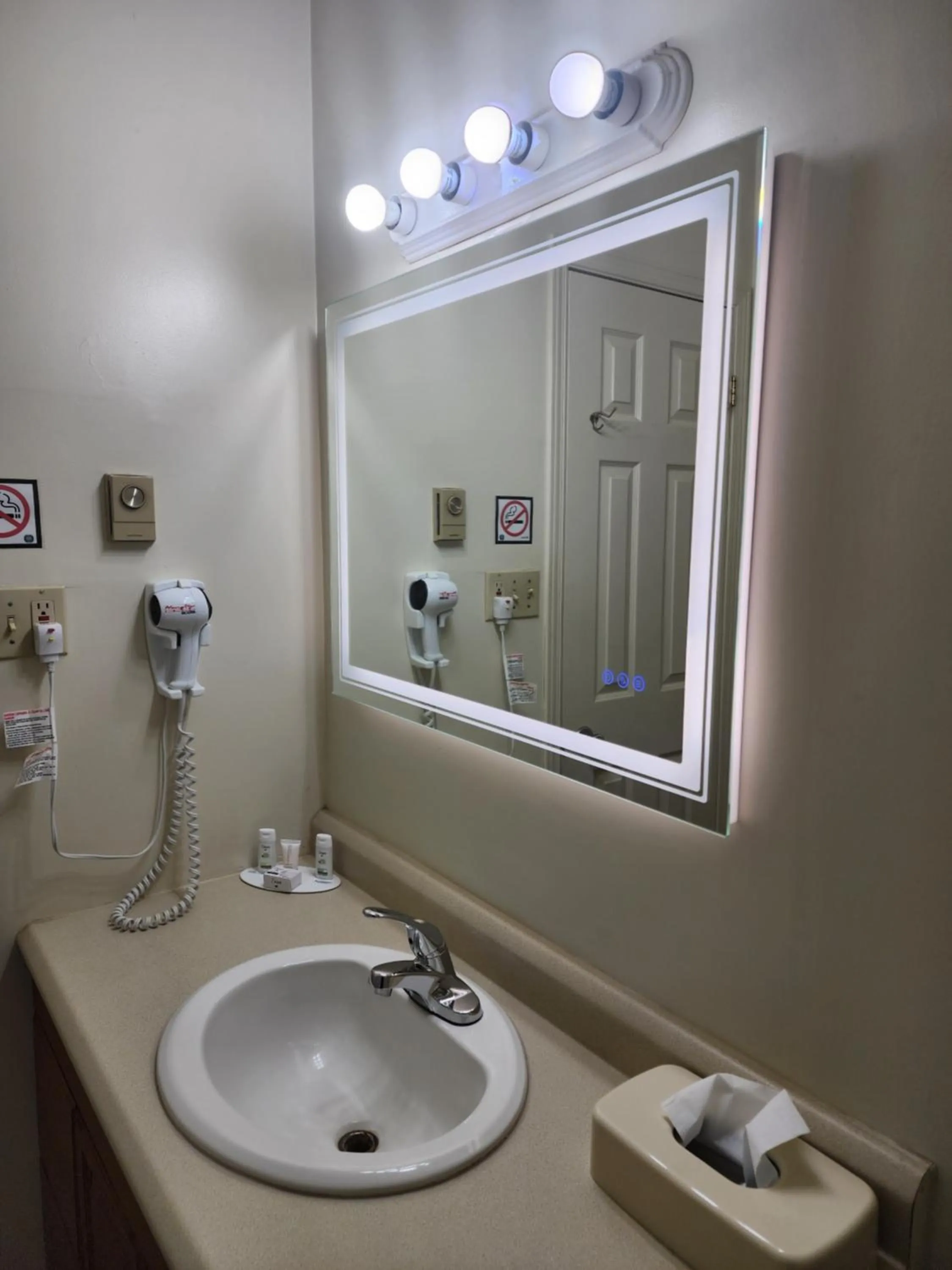 Double Room with Two Double Beds and Kitchenette - Mobility Access/Non-Smoking in Howard Johnson by Wyndham Lindsay