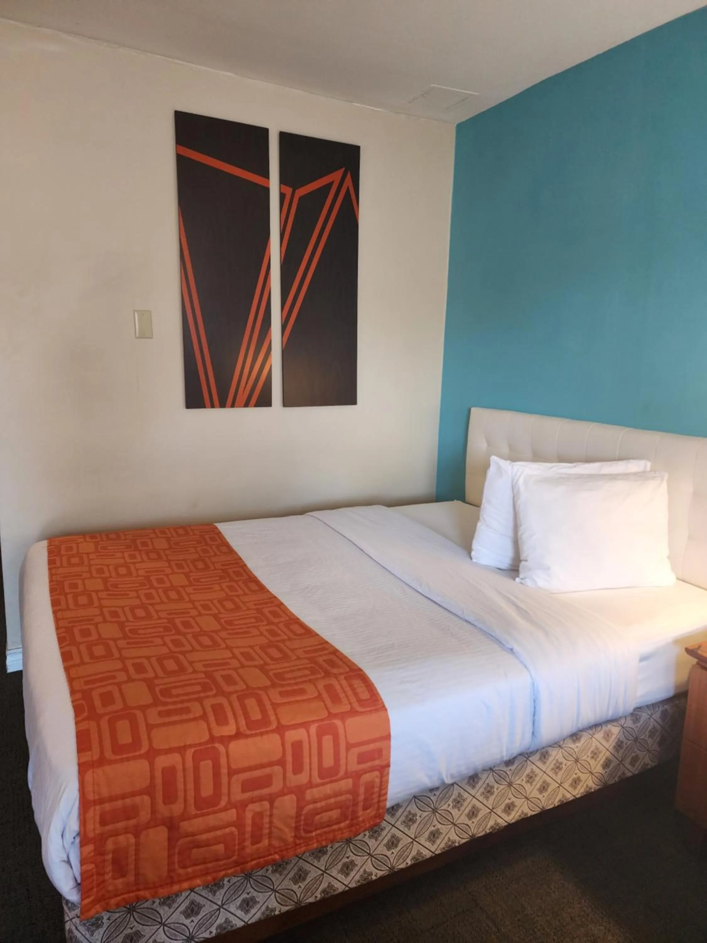 Double Room - Non-Smoking  in Howard Johnson by Wyndham Lindsay