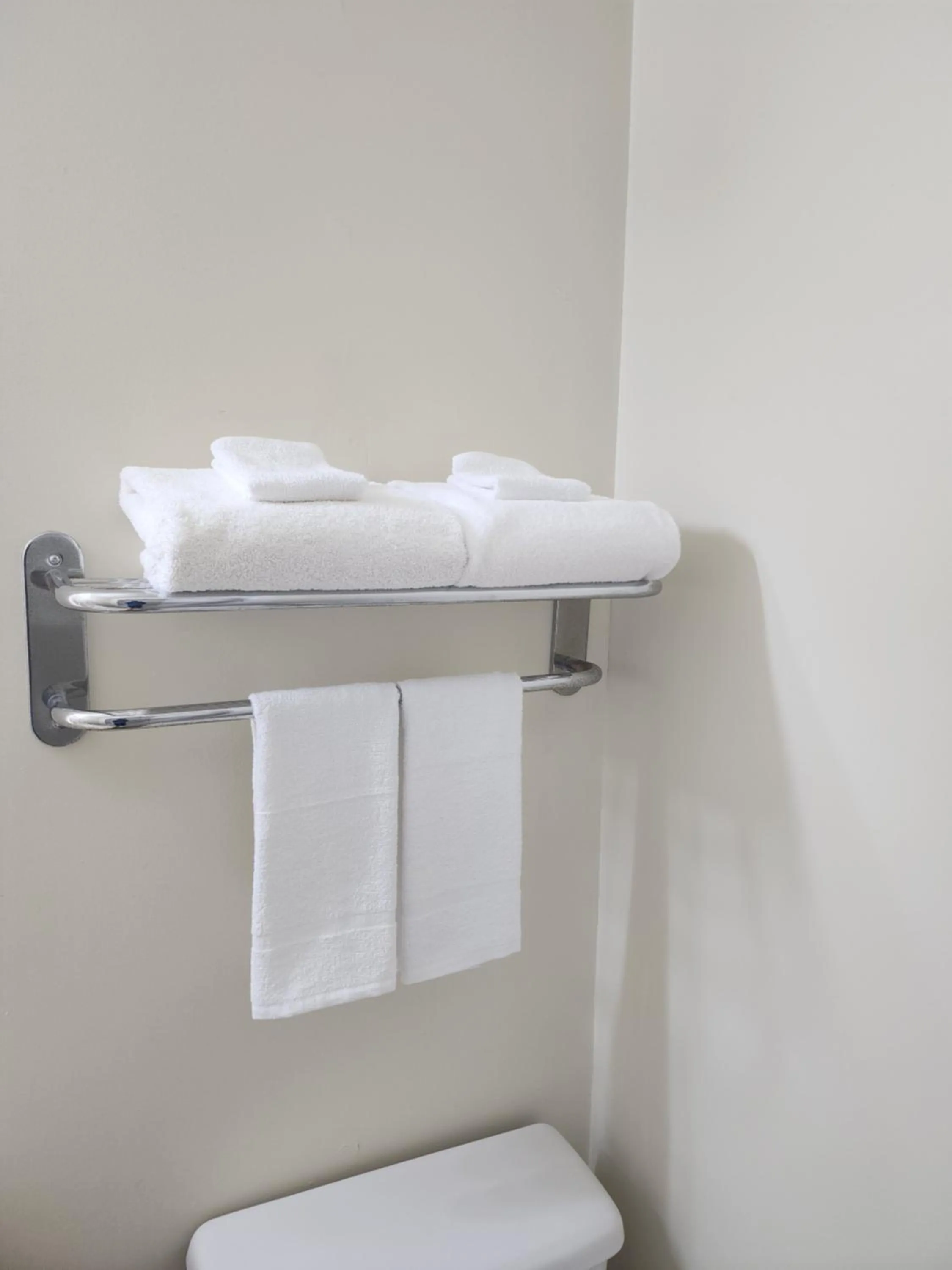 Executive King Room - Non-Smoking in Howard Johnson by Wyndham Lindsay