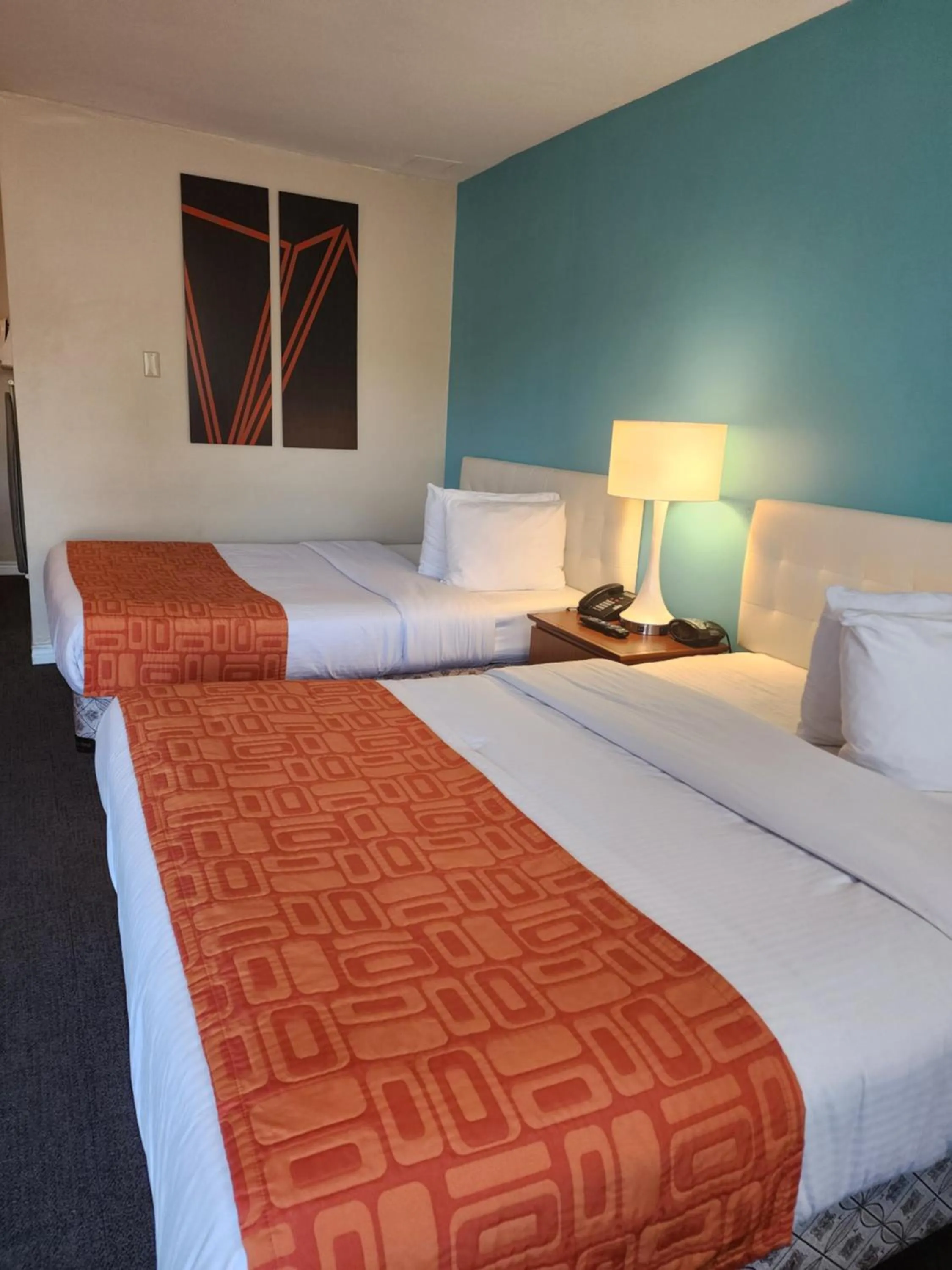 Double Room with Two Double Beds - Smoking in Howard Johnson by Wyndham Lindsay