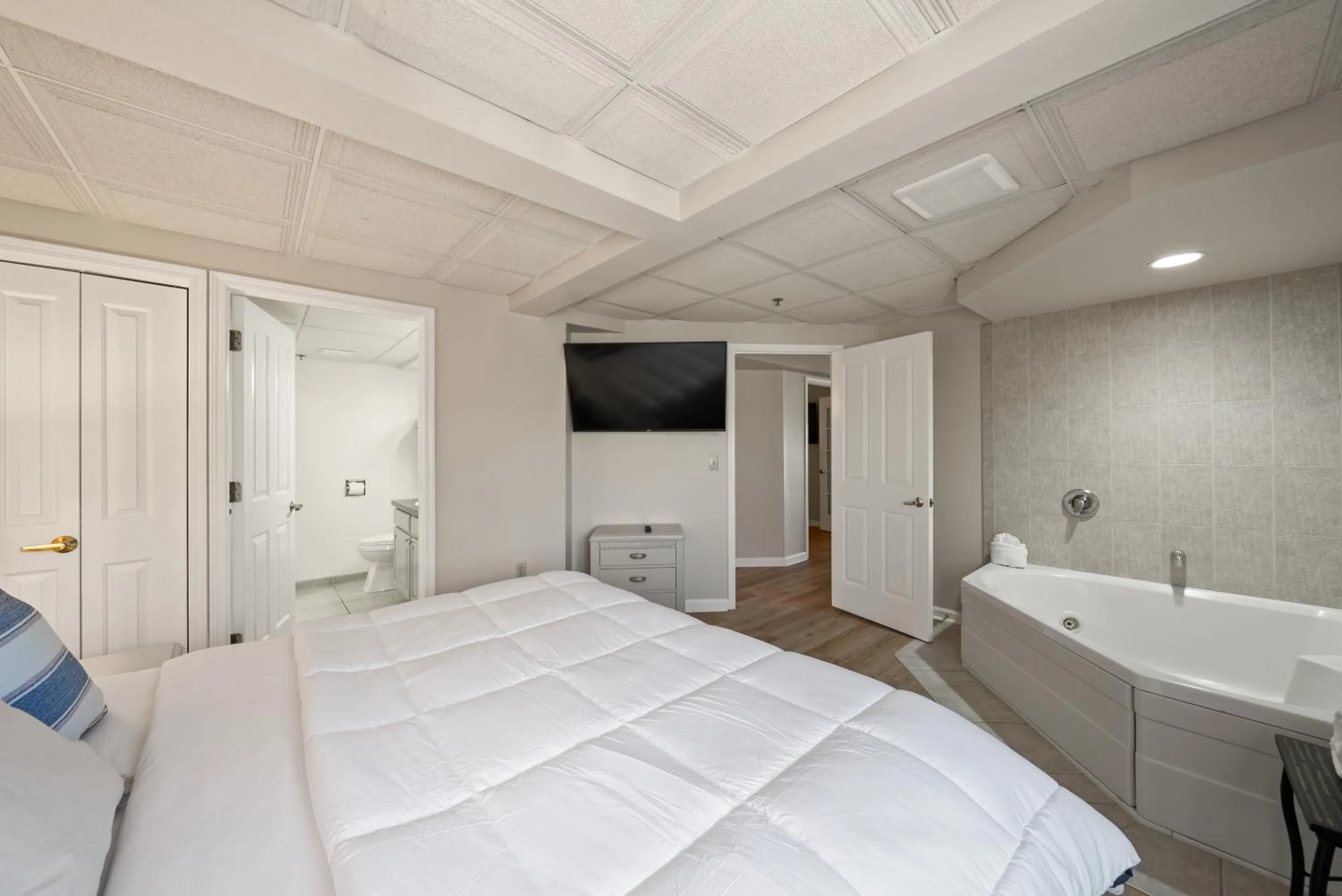 Two-Bedroom Suite in Bella Vista Suites Lake Geneva