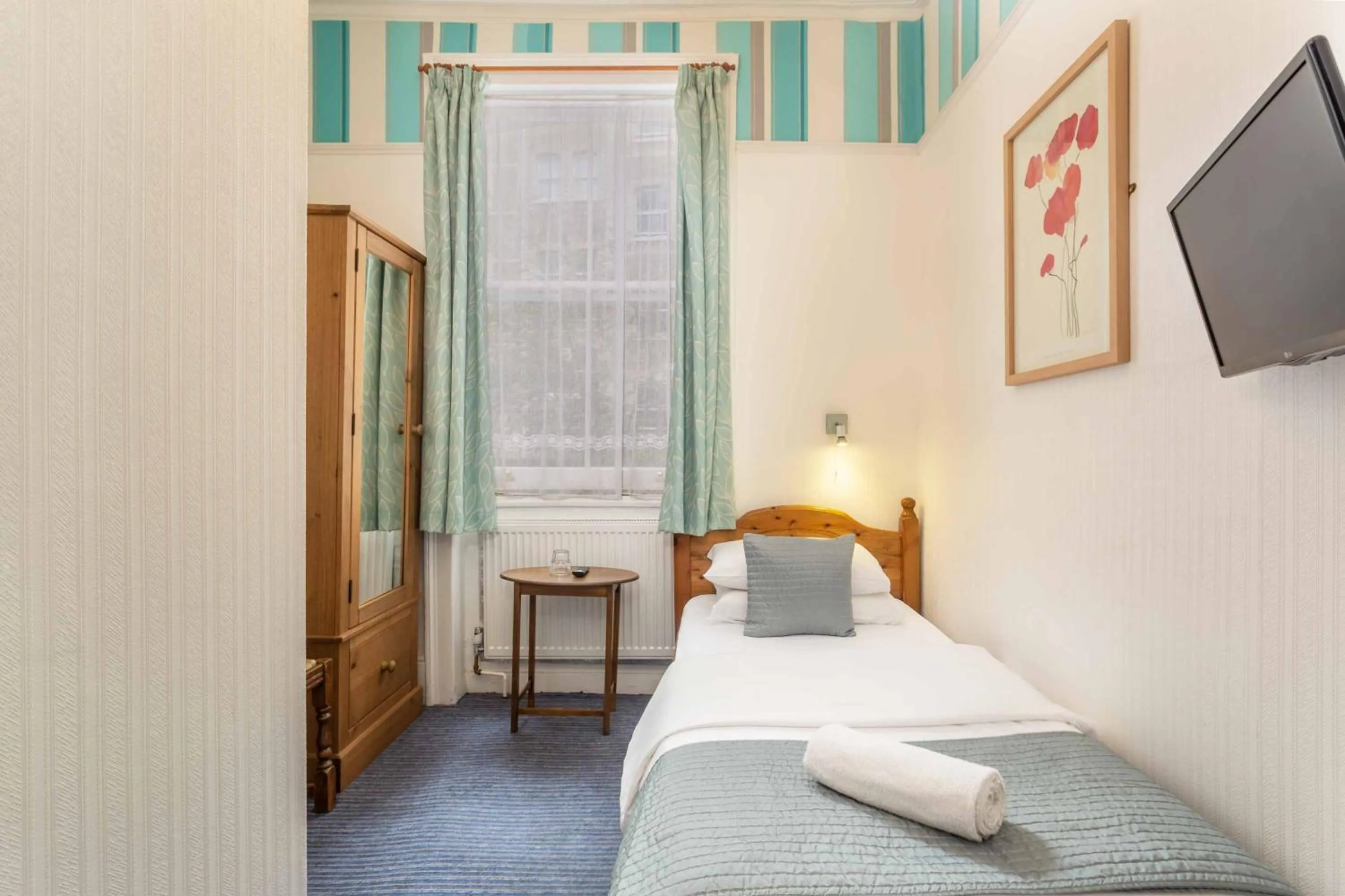 Single Room with Private Bathroom in St Athans Hotel