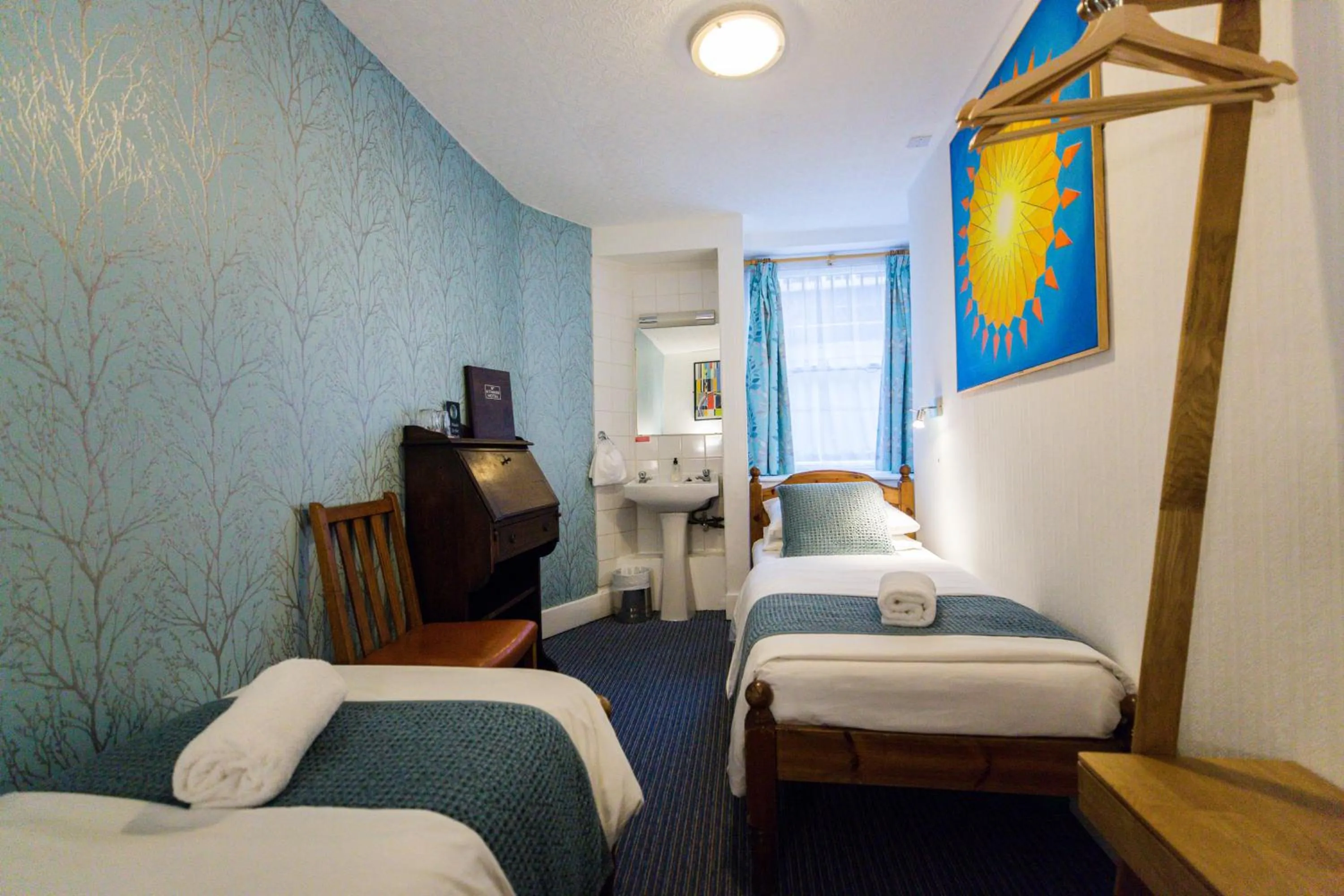 Lower Ground Floor Twin Room with Shared Bathroom in St Athans Hotel