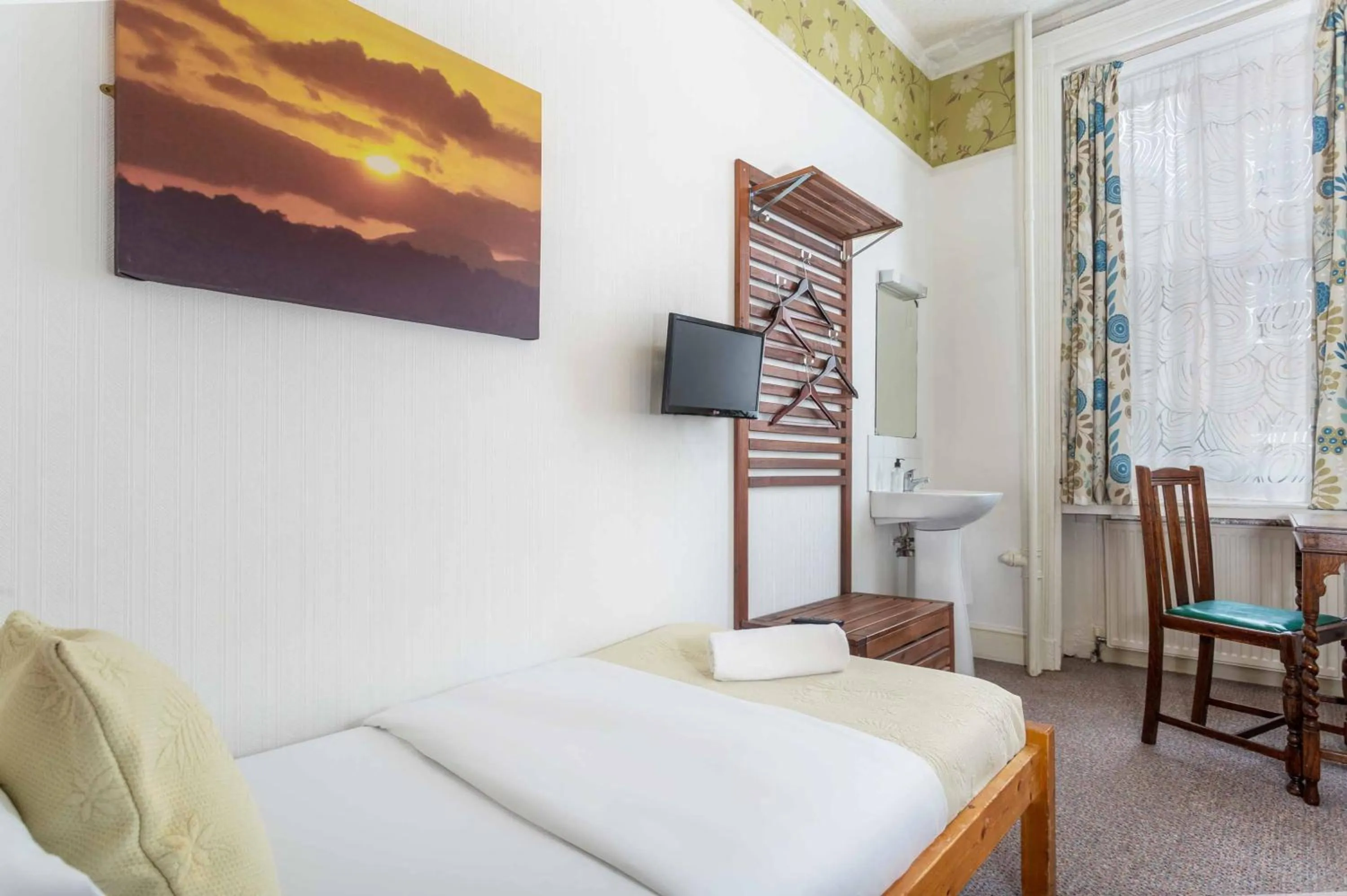 Single Room with Shared Bathroom in St Athans Hotel