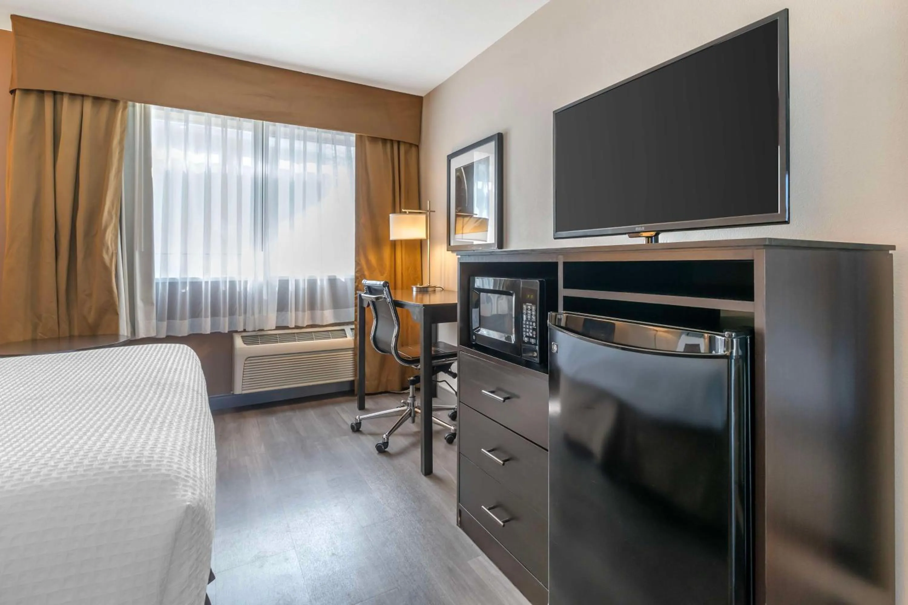 Queen Room - Non-Smoking in Best Western Inn of Vancouver