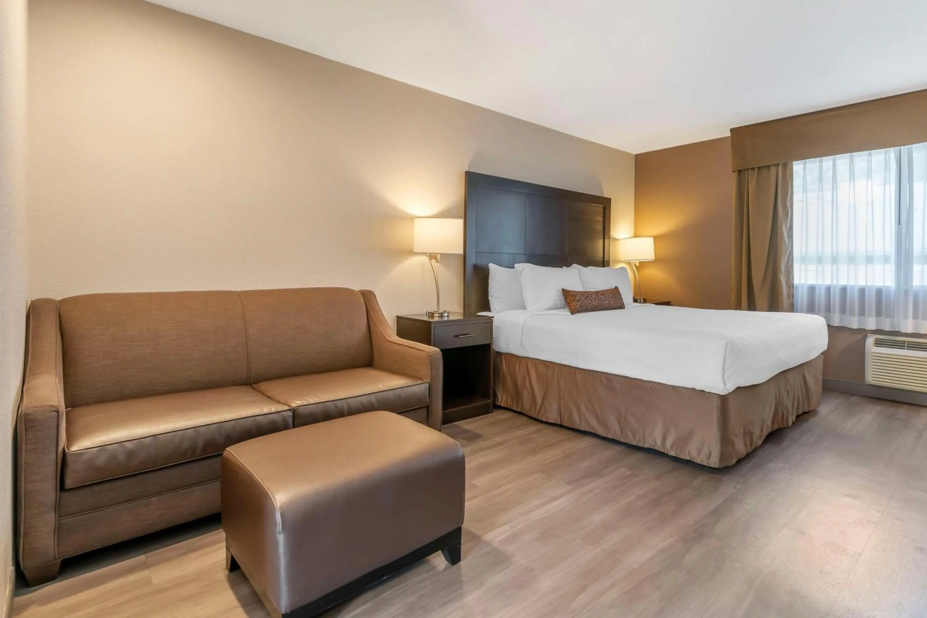 King Suite with Sofa Bed - Non-Smoking in Best Western Inn of Vancouver