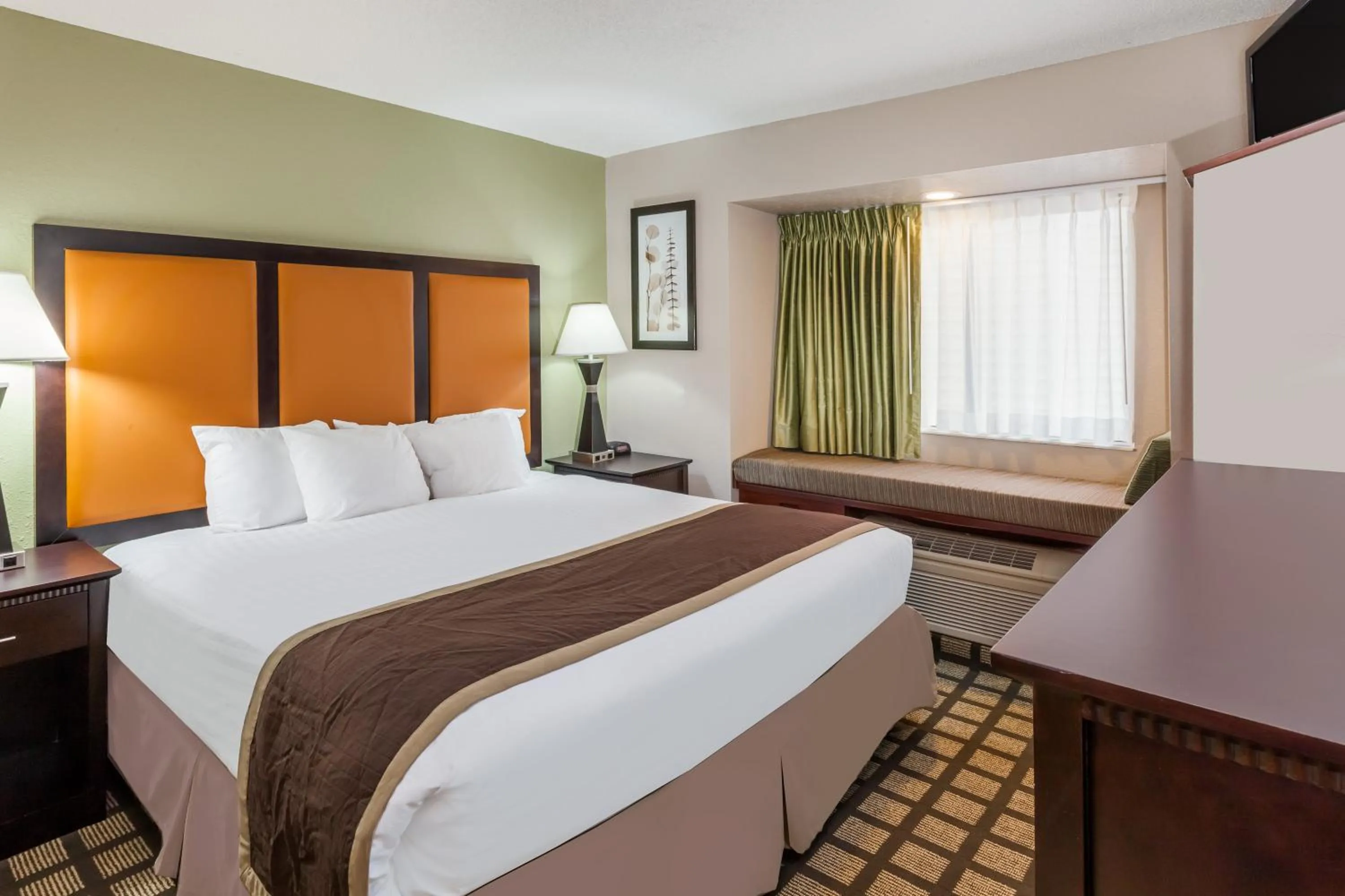 King Suite with Bath Tub - Mobility Accessible/Non-Smoking in Baymont by Wyndham Gaylord