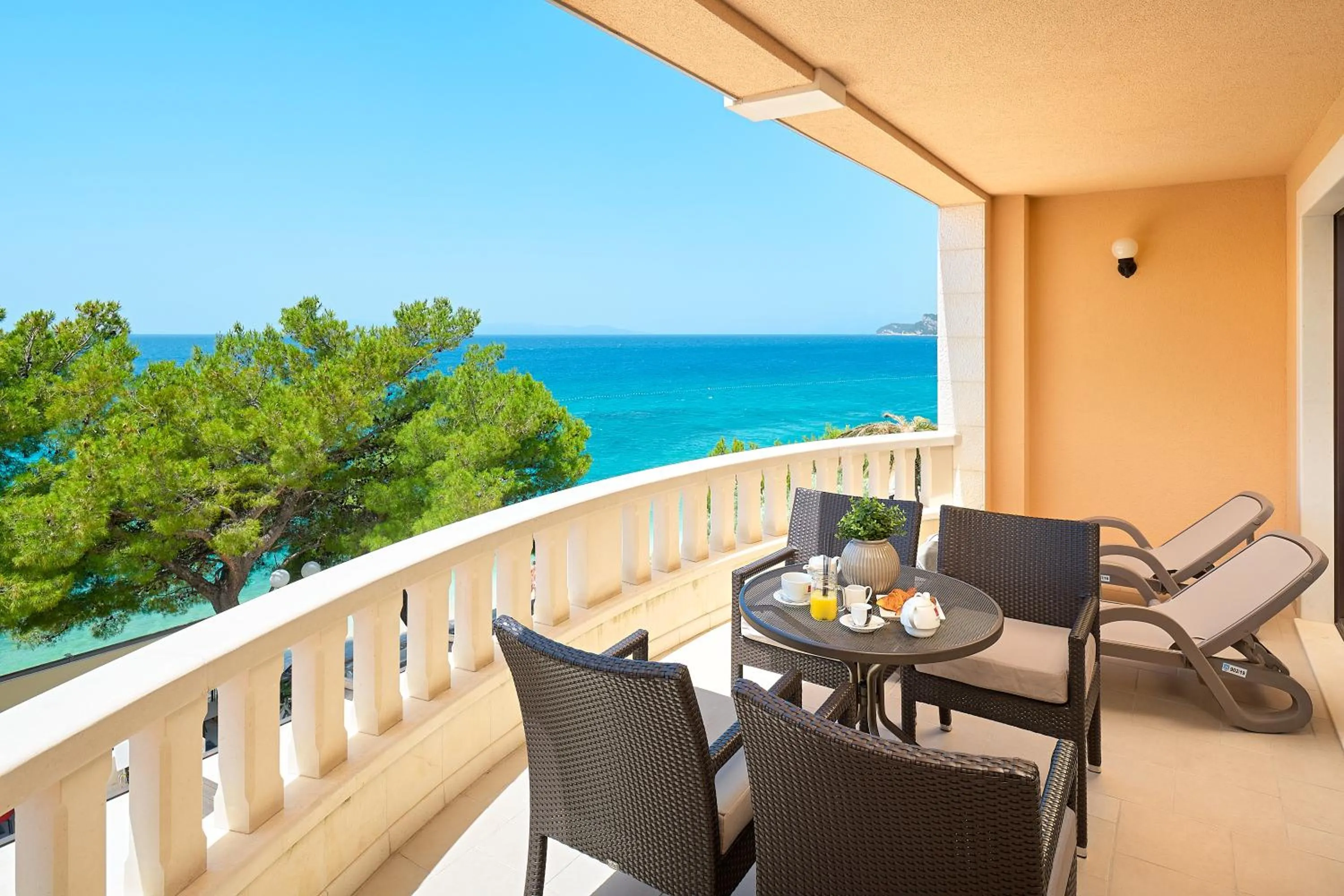 Junior Suite with Balcony and Sea View in Villa Andrea