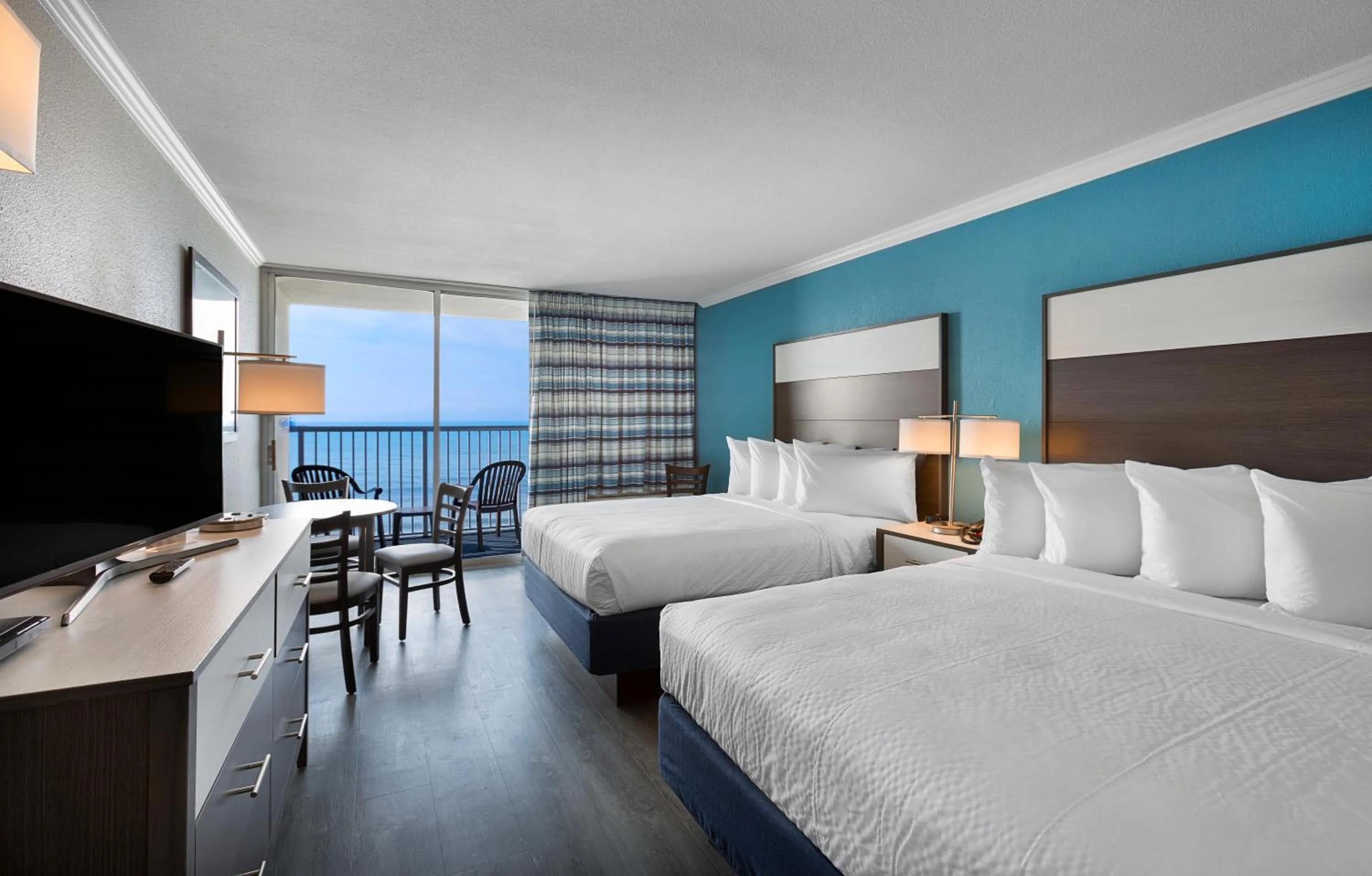 Queen Room with Sea View in Compass Cove