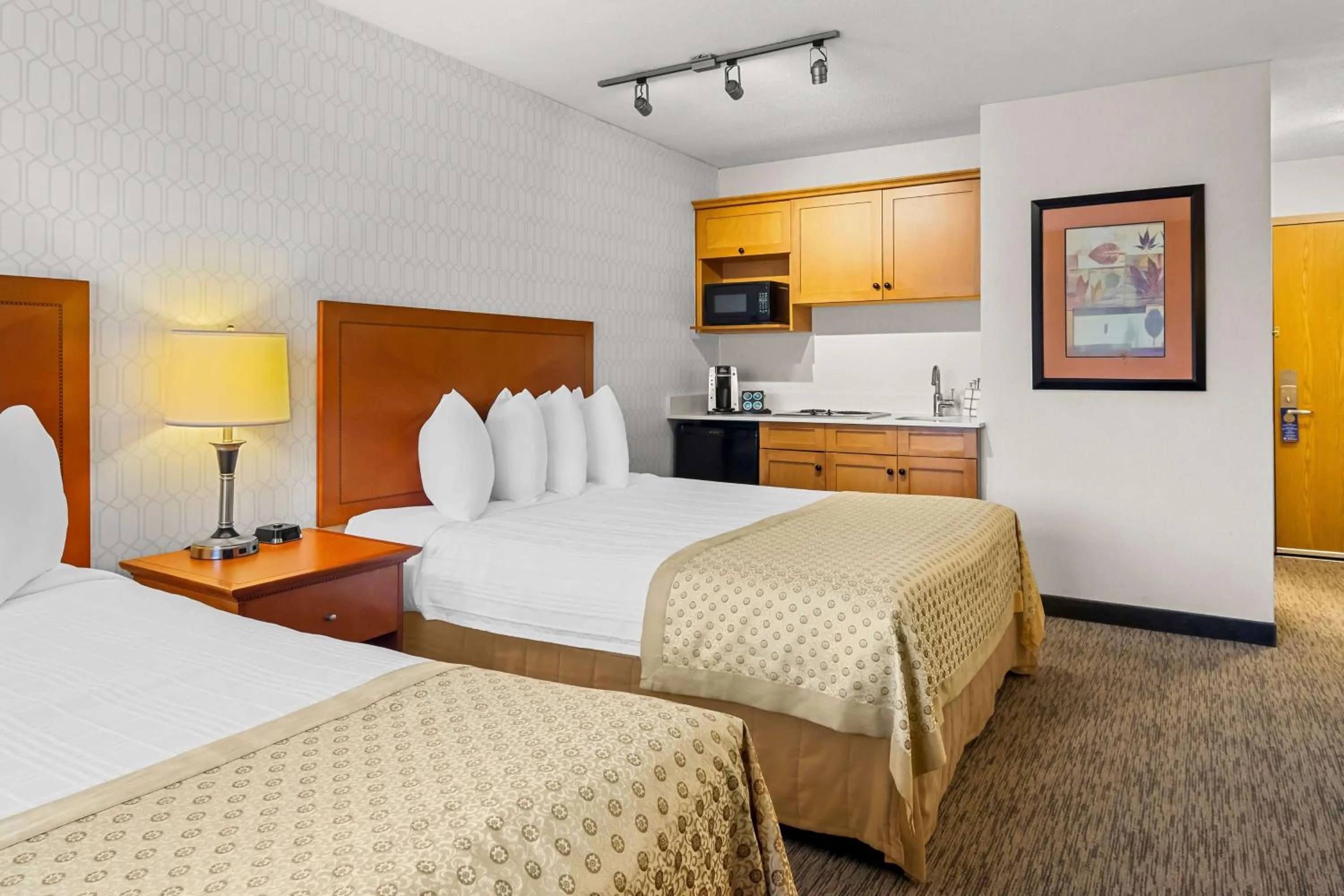 Queen Room with Two Queen Beds with Kitchenette in Best Western PLUS Langley Inn