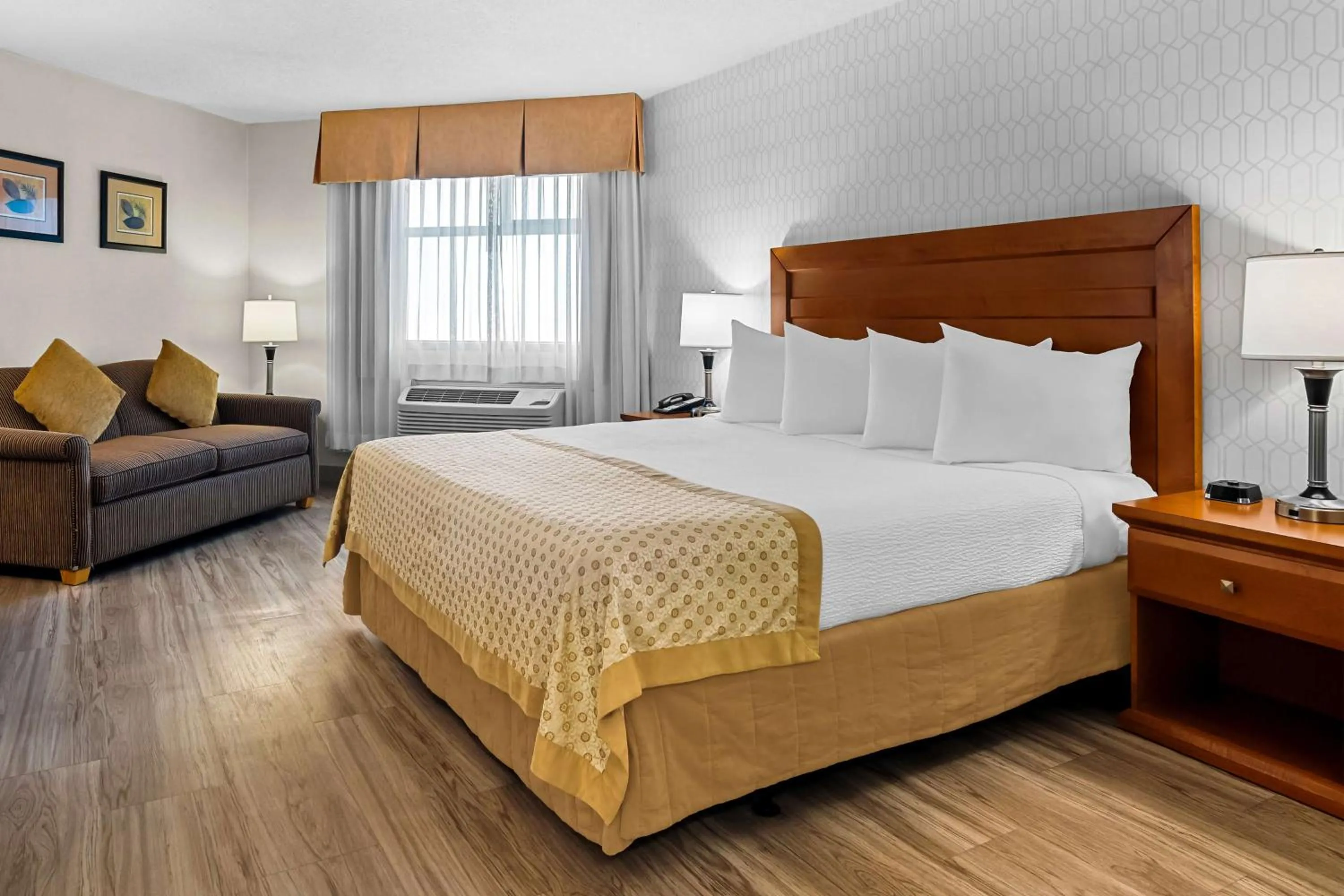 King Room - Mobility Accessible/Non-Smoking in Best Western PLUS Langley Inn