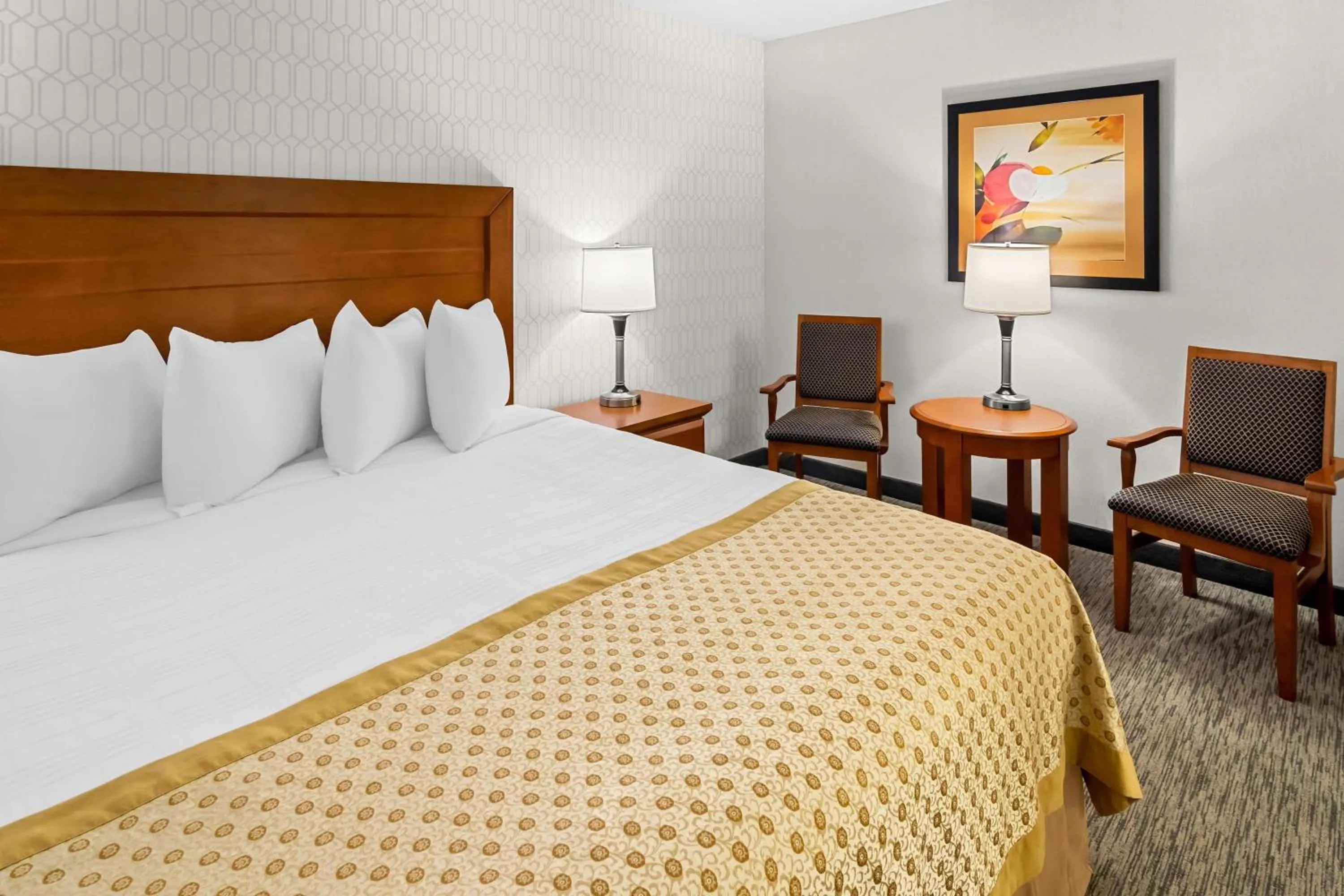 King Suite with Sofa Bed and Kitchenette - Non-Smoking in Best Western PLUS Langley Inn