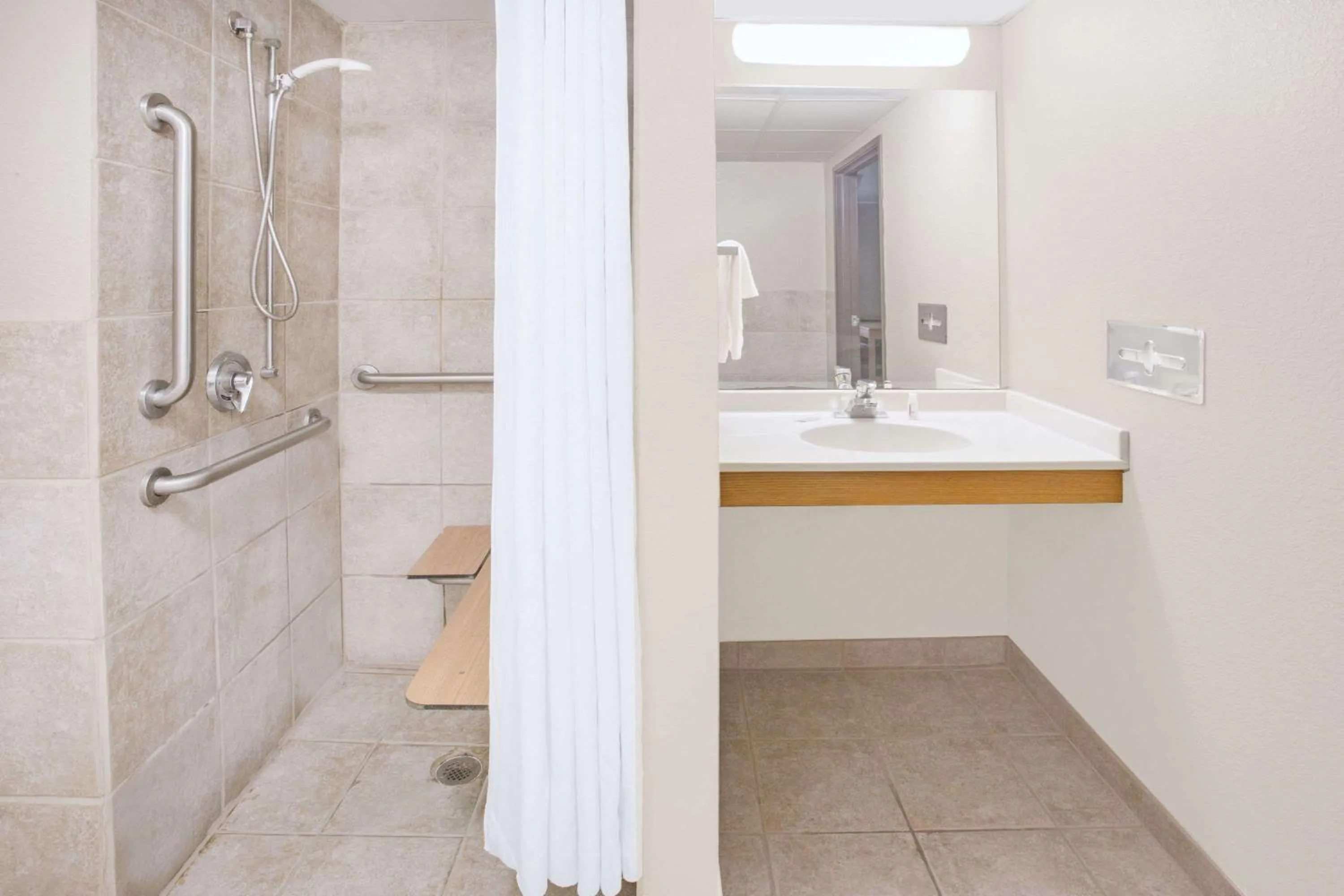 King Room - Disability Access - Non-Smoking in Super 8 by Wyndham Davenport