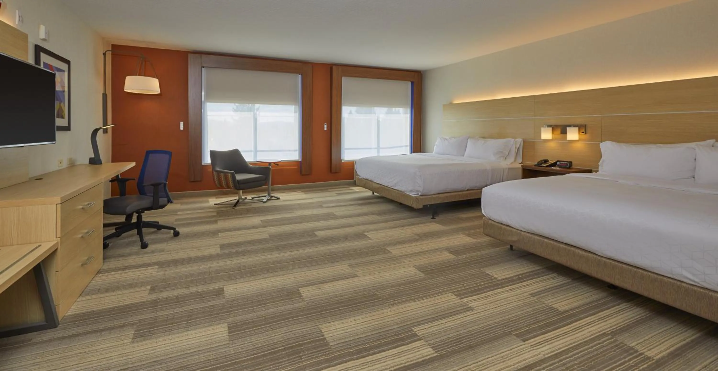 Standard Queen Room with Two Queen Beds and Mobility Accessible Roll-In Shower in Holiday Inn Express : Eugene - Springfield by IHG