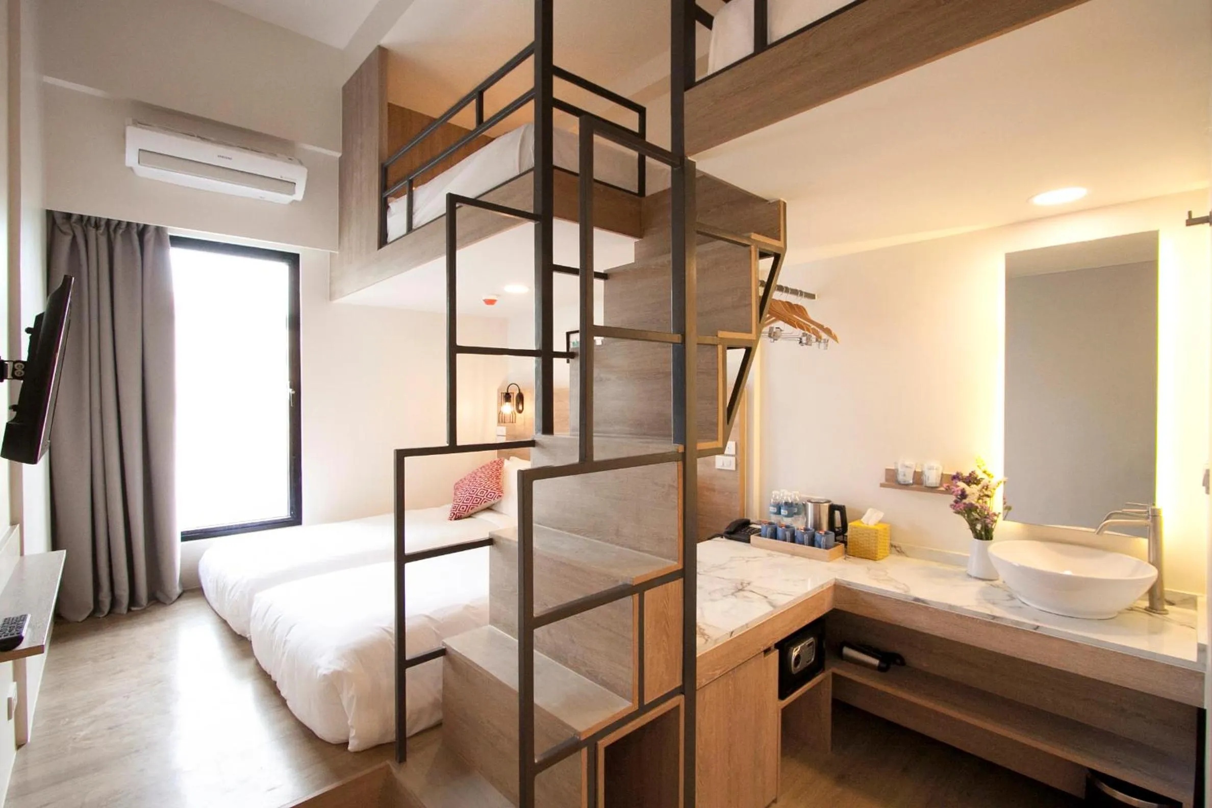 Quadruple Room with Private Bathroom in Lub d Manila Makati - Central Makati, Near Nightlife