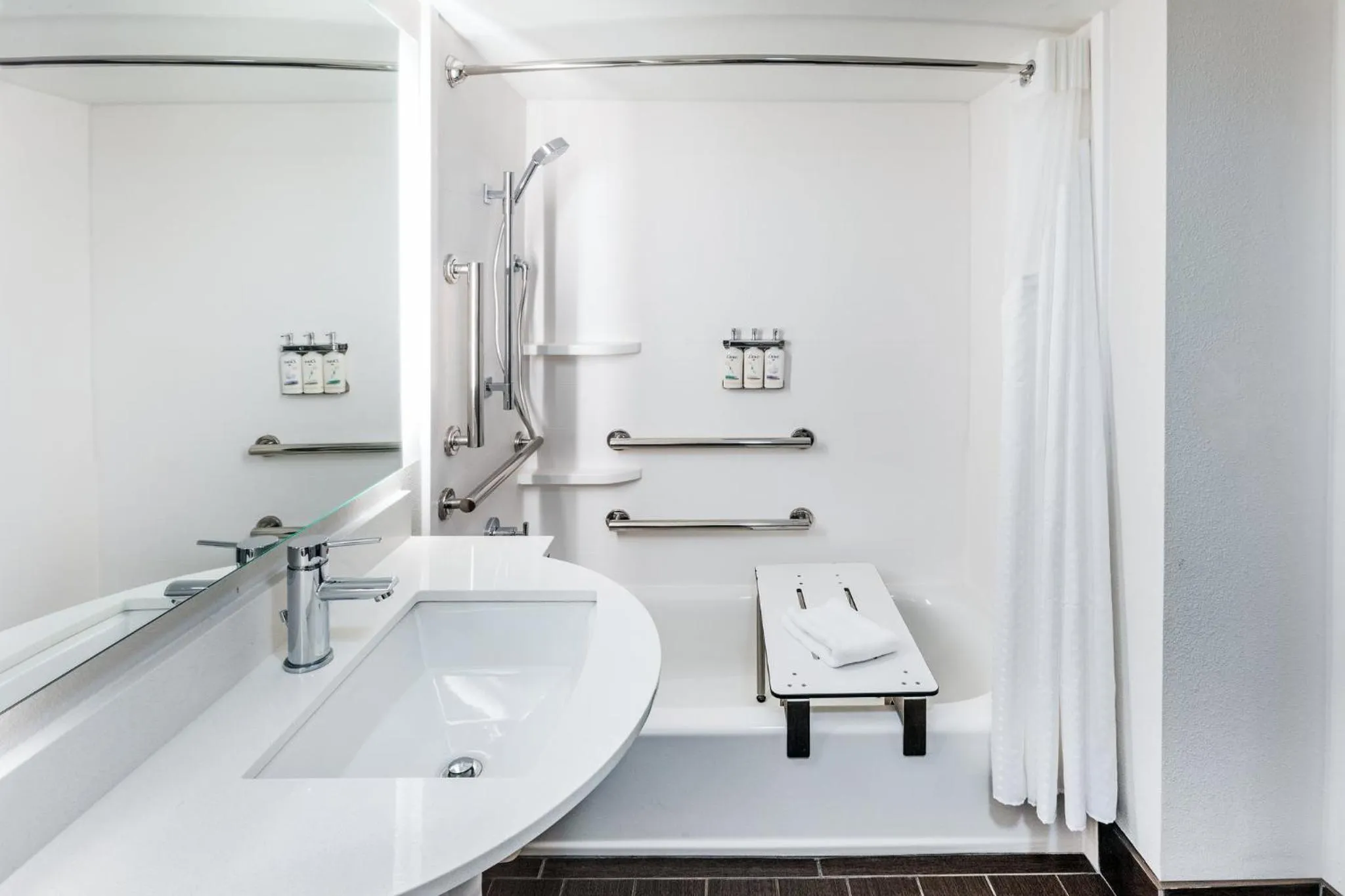 Standard King Room with Mobility Accessible Tub in Holiday Inn Express & Suites Sulphur - Lake Charles by IHG