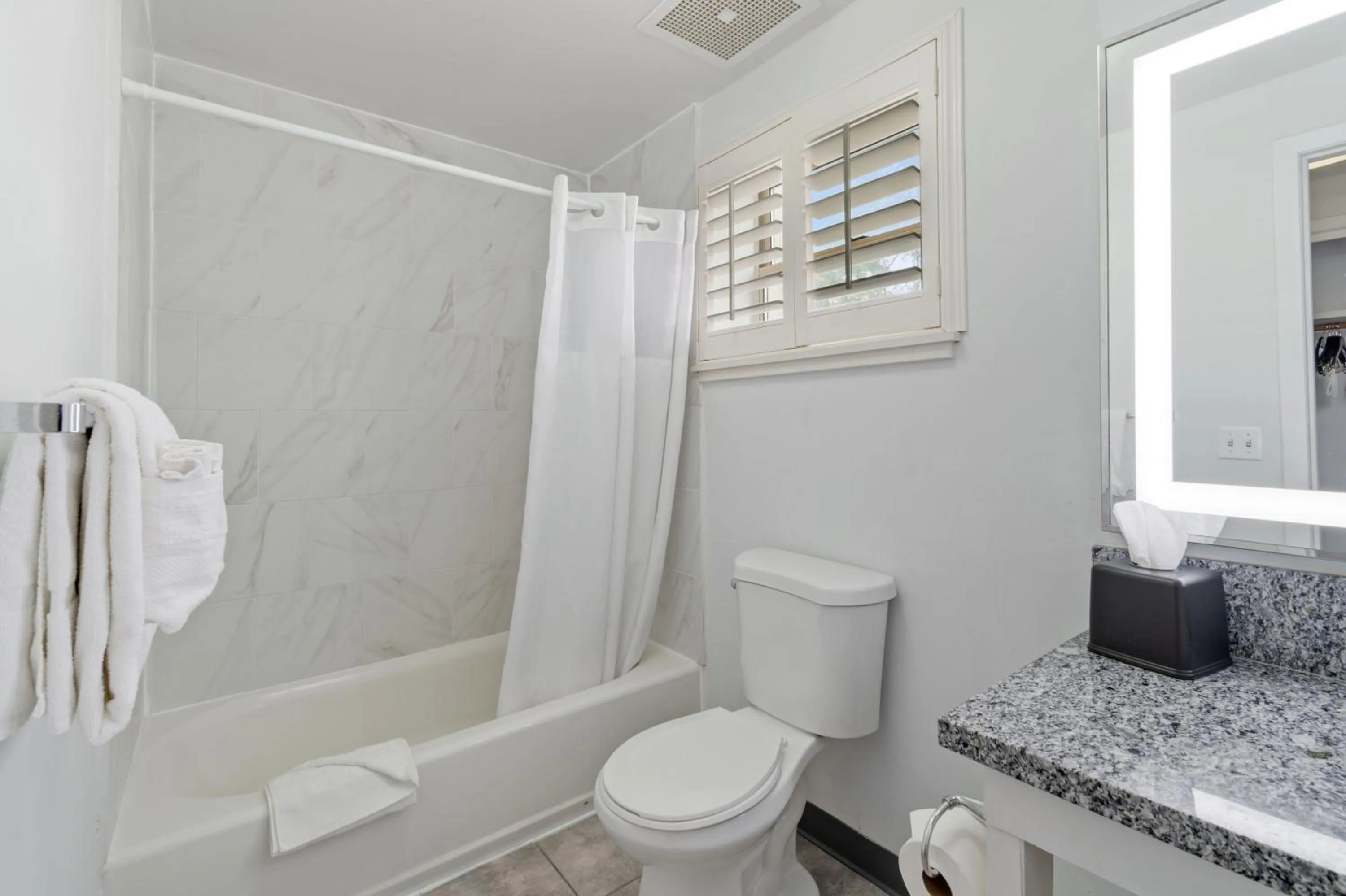 1 Queen Bed, One-Bedroom, Suite, Non-Smoking in Lions Gate Hotel