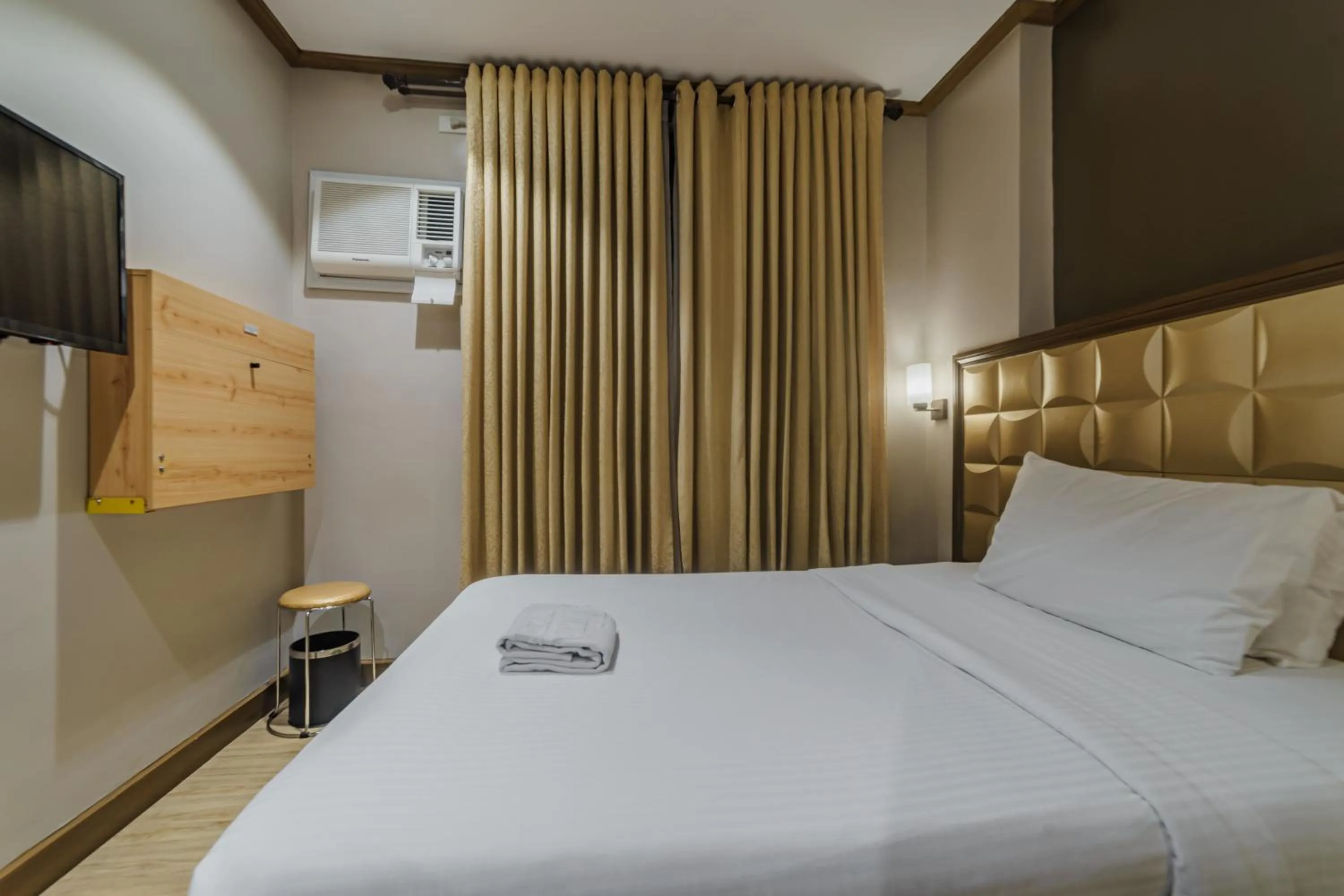 Standard Single Room - single occupancy in Robertson Hotel