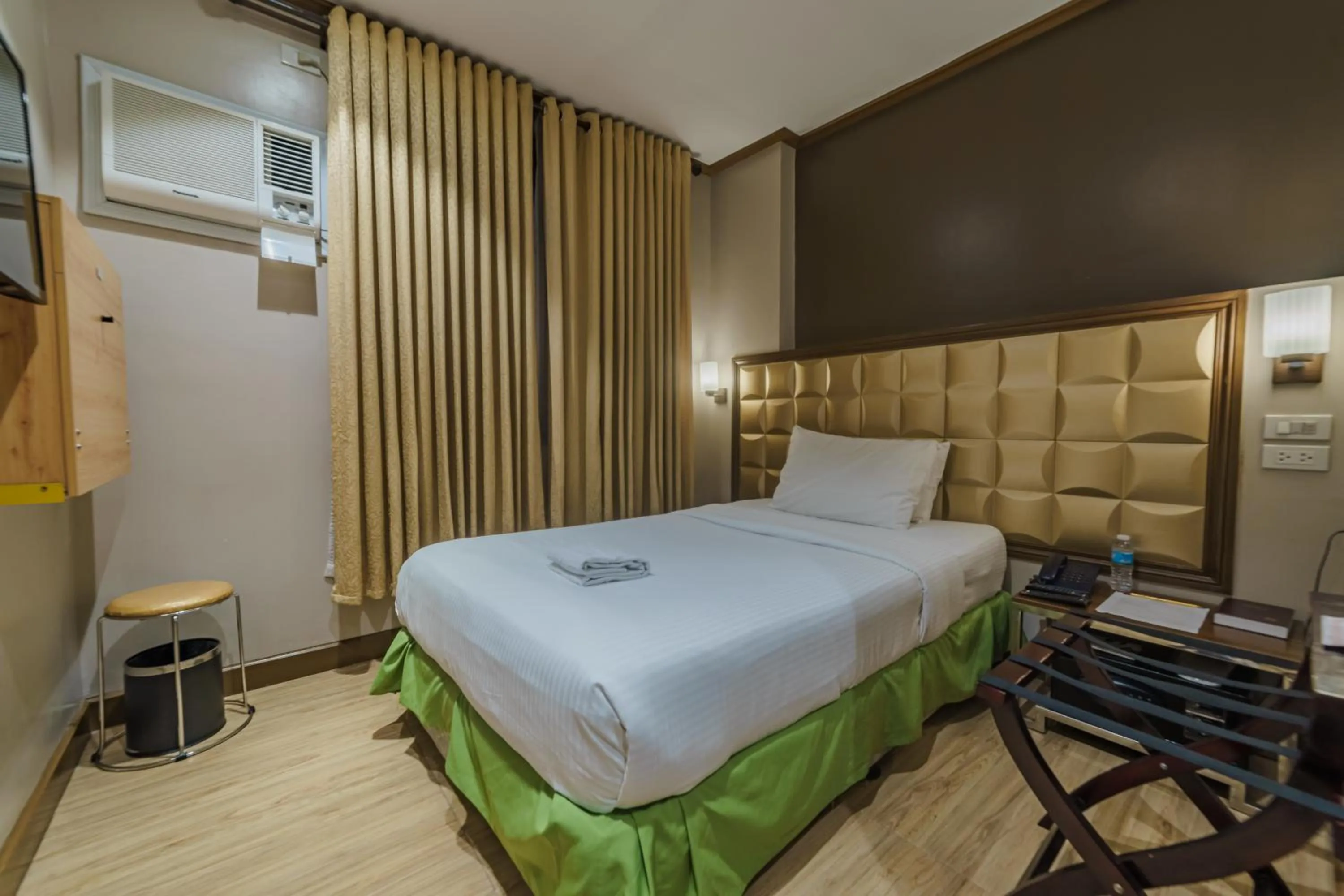 Standard Single Room - single occupancy in Robertson Hotel