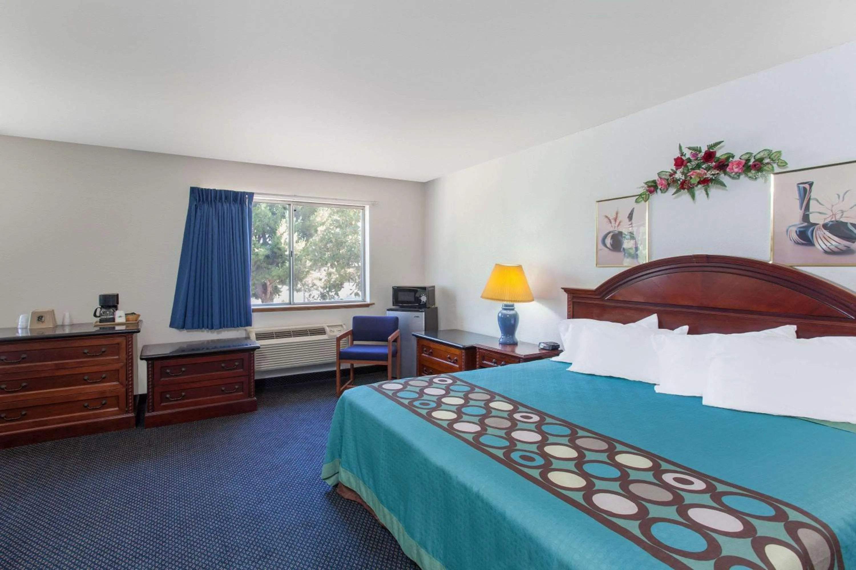 Studio Queen Suite - Non-Smoking in Super 8 by Wyndham Selma/Fresno Area