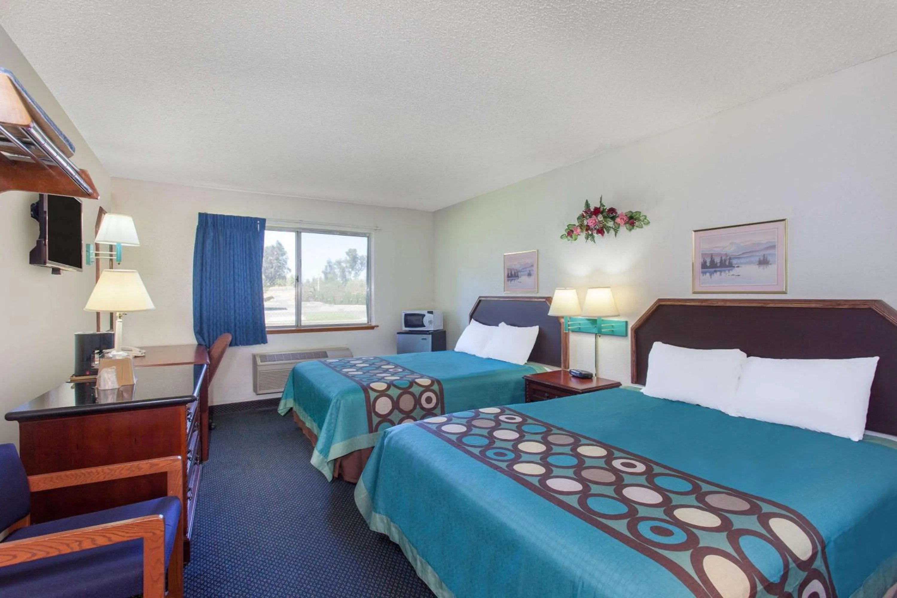 Queen Room with Two Queen Beds - Smoking in Super 8 by Wyndham Selma/Fresno Area