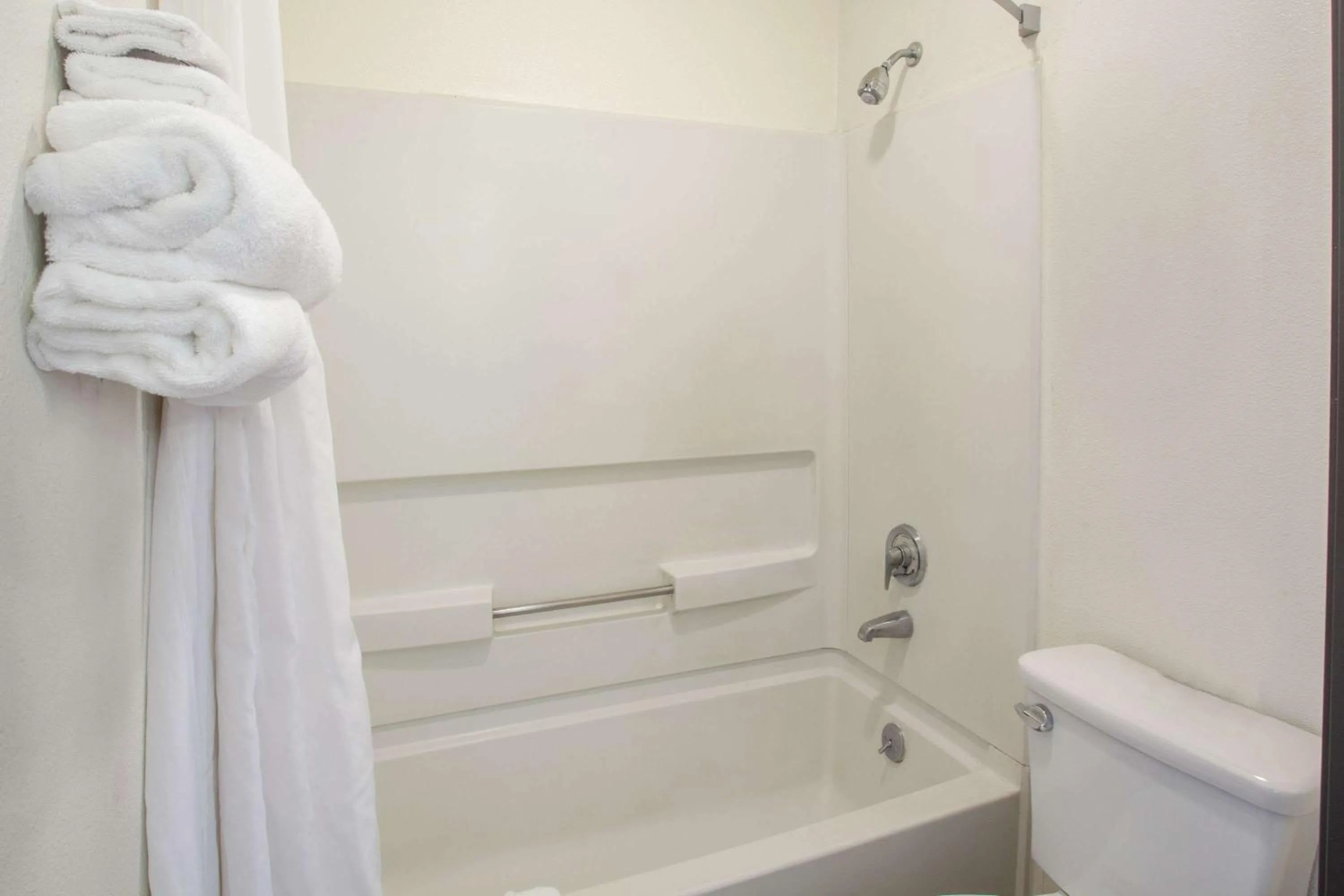 Queen Room - Non-Smoking in Super 8 by Wyndham Selma/Fresno Area