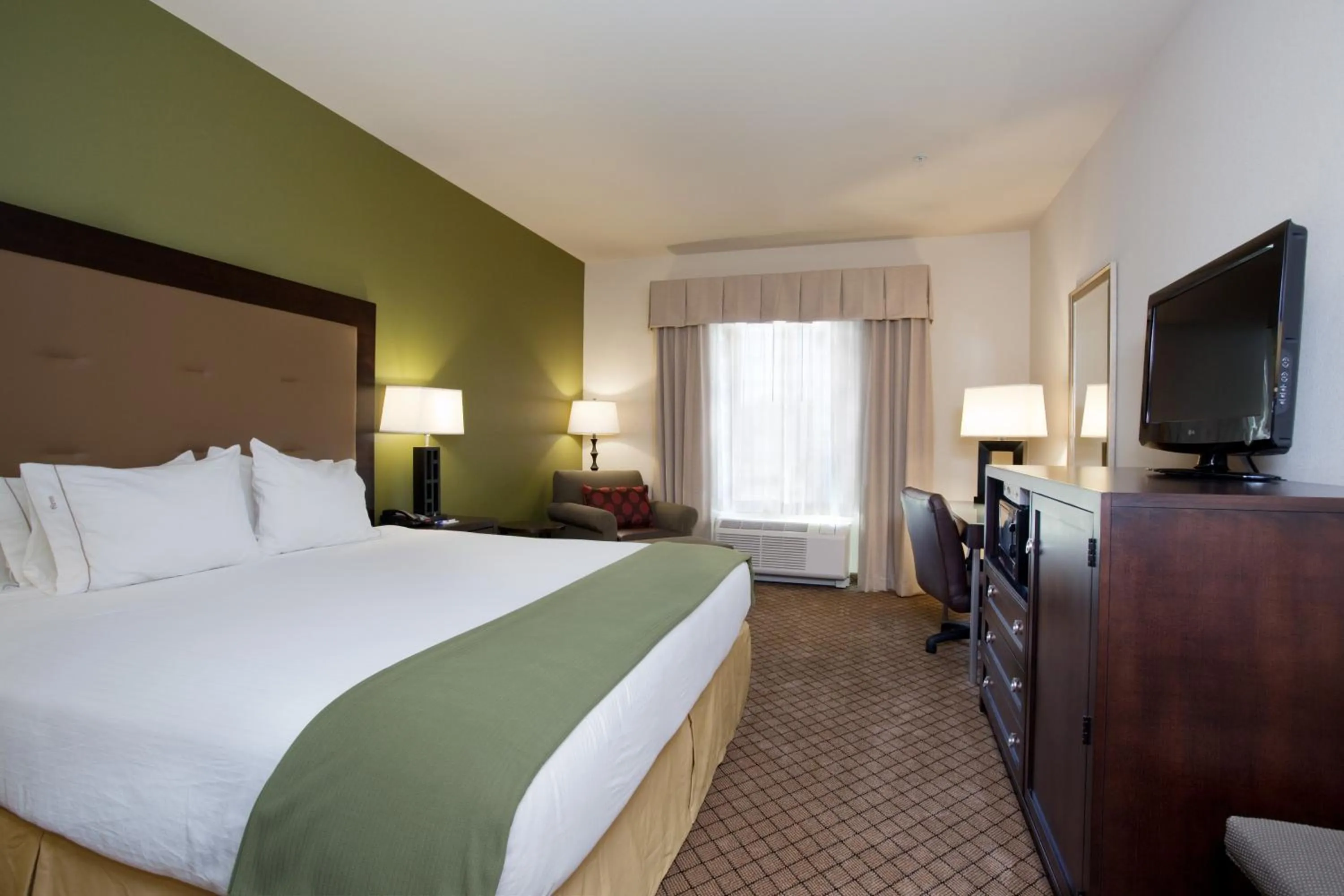 King Room - Hearing Accessible - Roll-in Shower in Holiday Inn Express Hotel & Suites Silt - Rifle by IHG