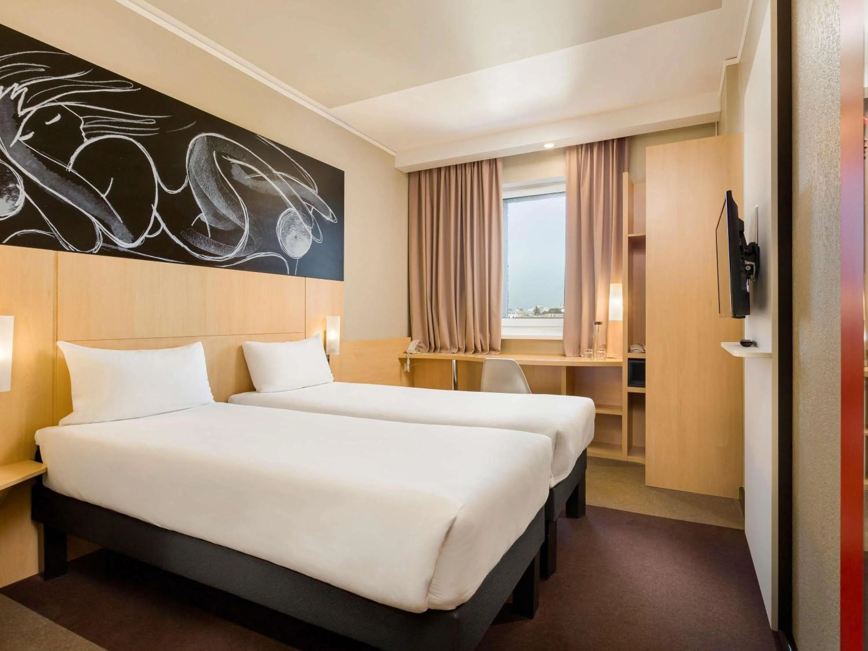Standard Twin Room in ibis Kyiv Railway Station