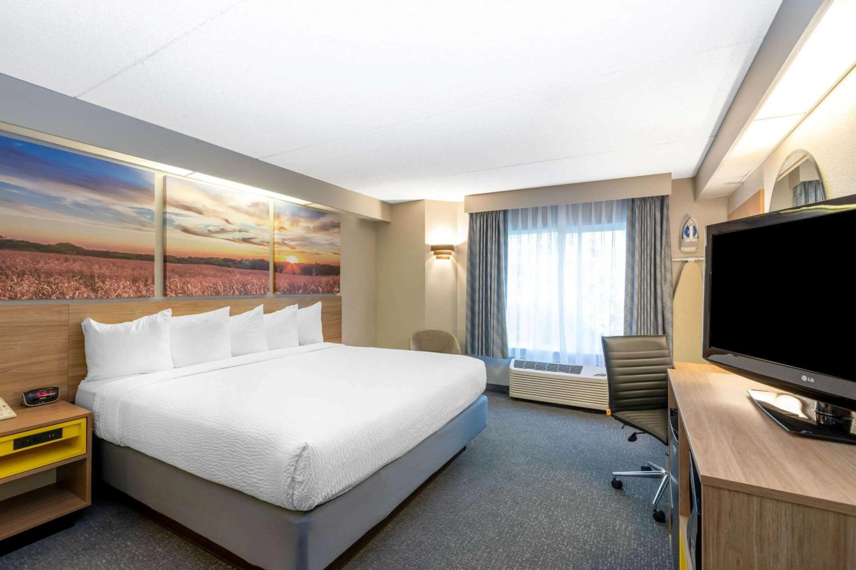 King Suite - Non-Smoking in Days Inn by Wyndham Eagan Minnesota Near Mall of America