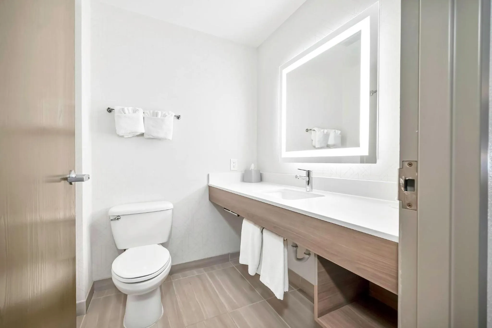 Standard King Room with Mobility Accessible Tub in Holiday Inn Express Palestine by IHG