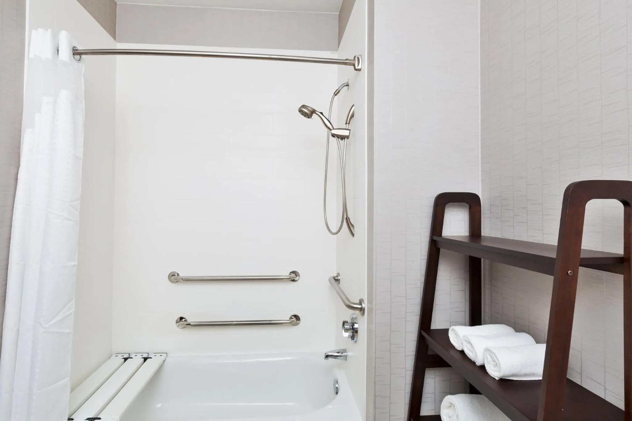 Double Room with Bath Tub - Disability Access  in Holiday Inn Express Palestine by IHG