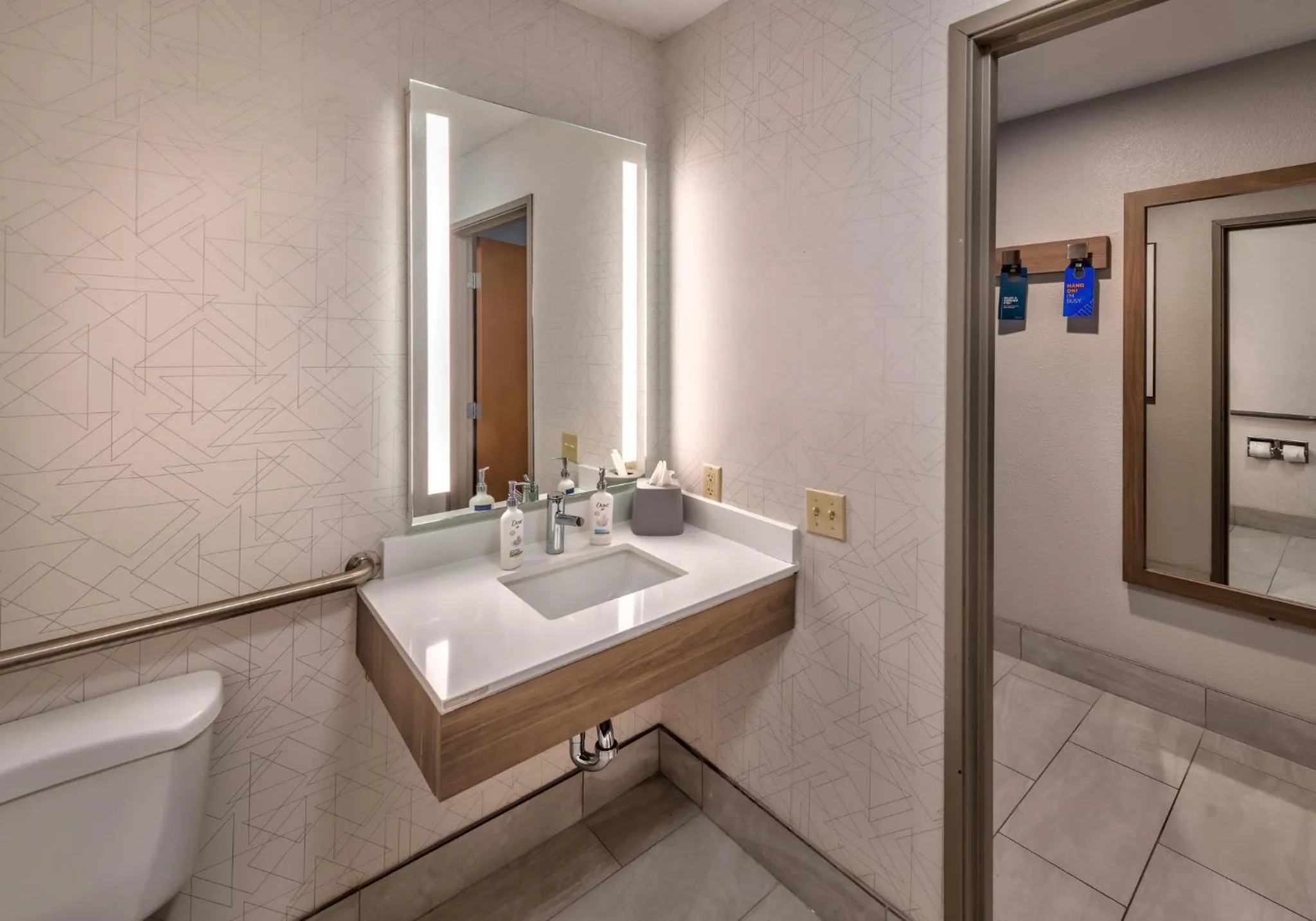 Standard King Room with Accessible Tub - Mobility Access in Holiday Inn Express Winnemucca by IHG